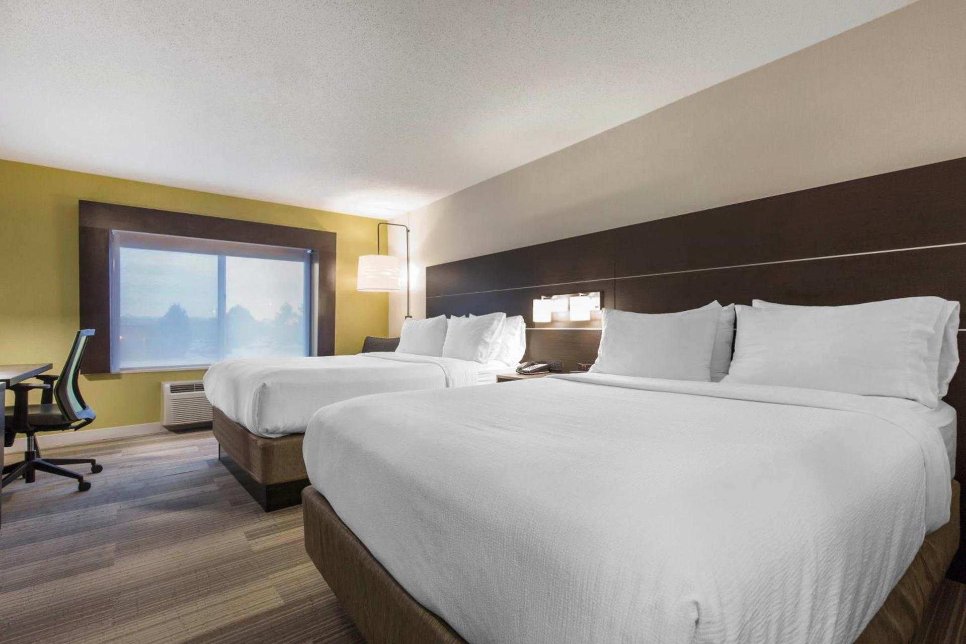 Holiday Inn Express & Suites Chicago West - St Charles by IHG photo 16