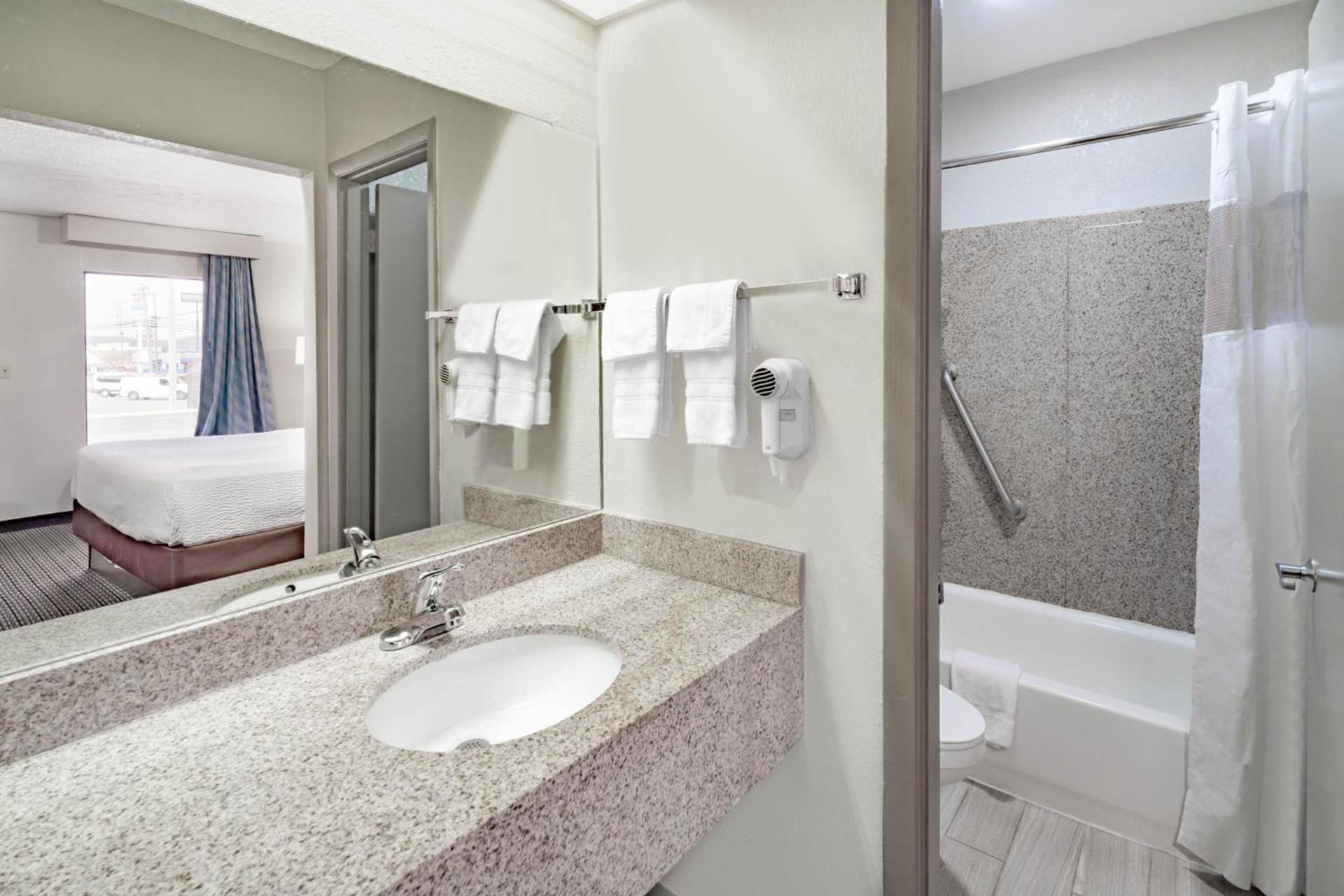 Days Inn by Wyndham Cookeville photo 31