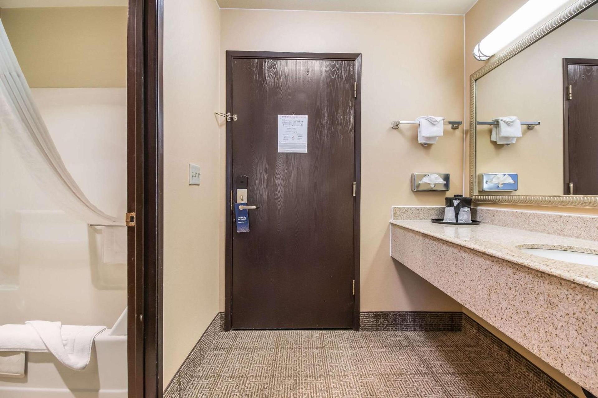 Comfort Inn Newport photo 8