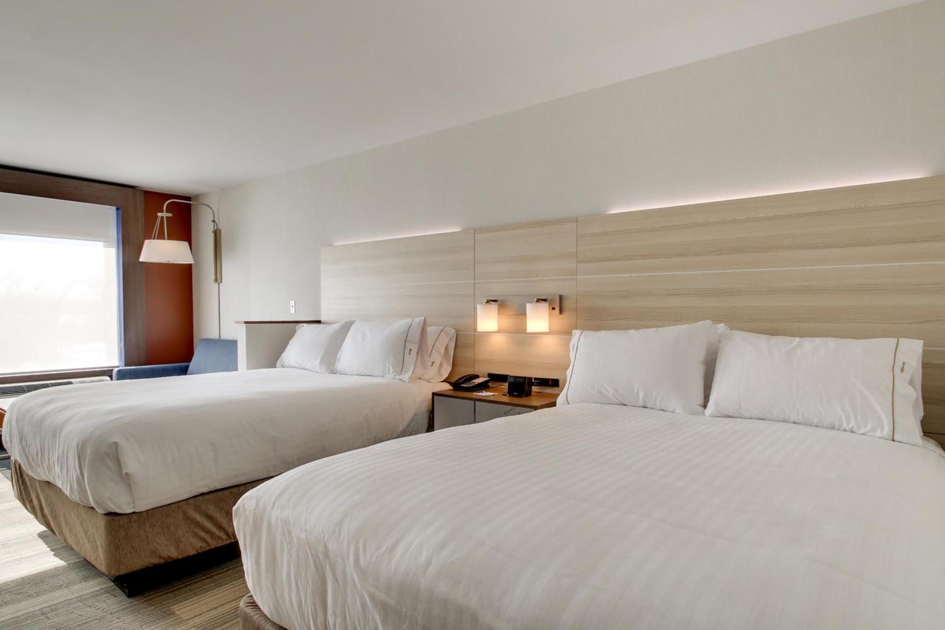 Holiday Inn Express & Suites Galesburg by IHG photo 56