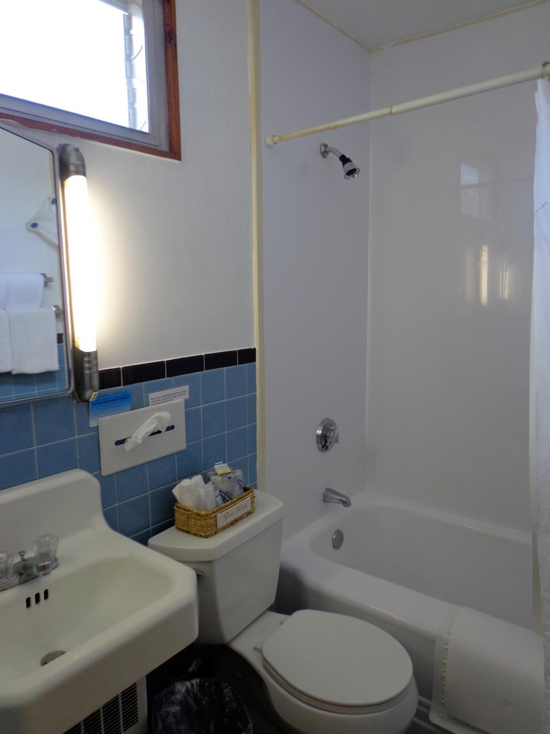 Town & Beach Motel photo 24