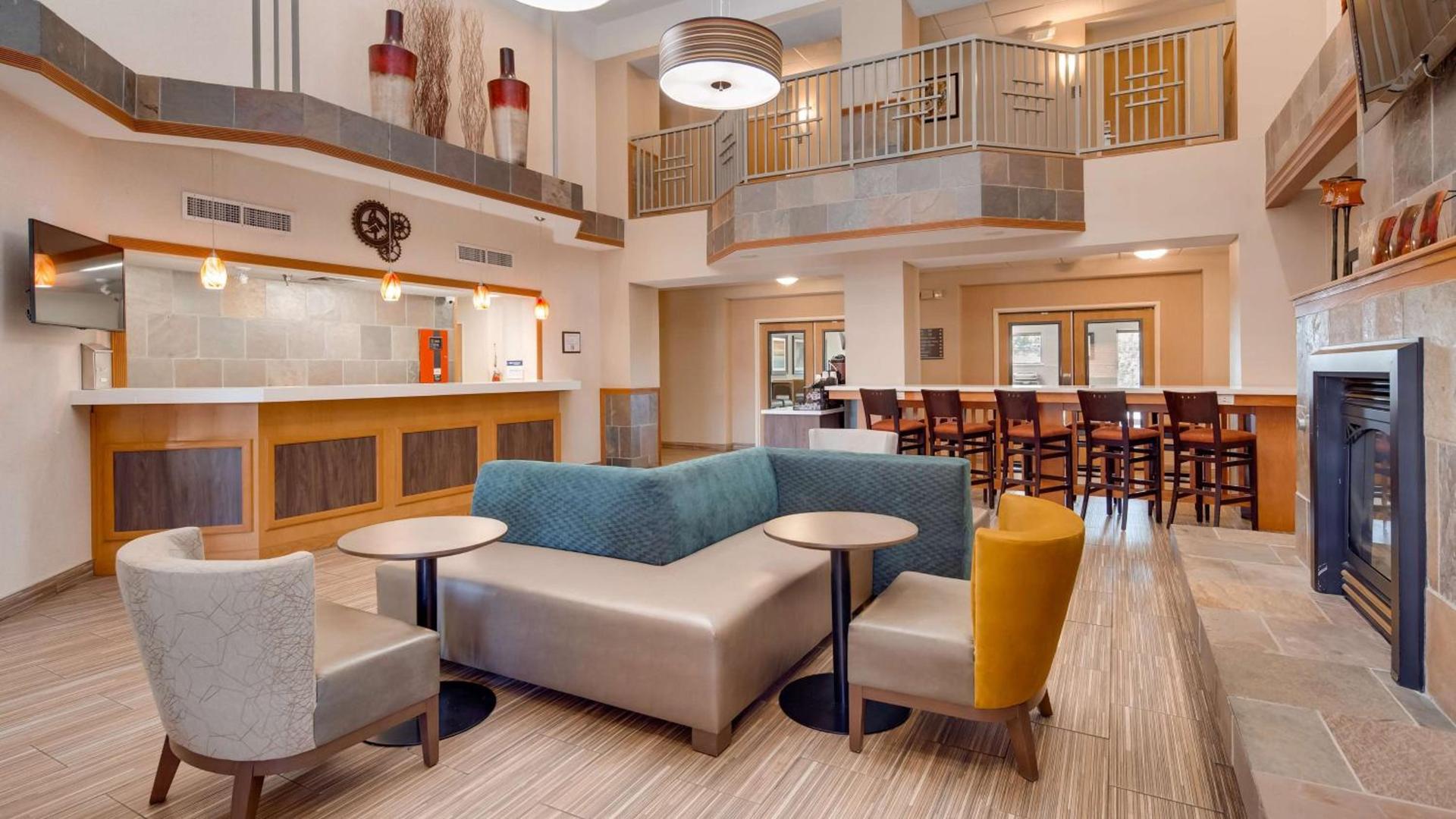 Best Western Plus Gateway Inn & Suites - Aurora photo 2