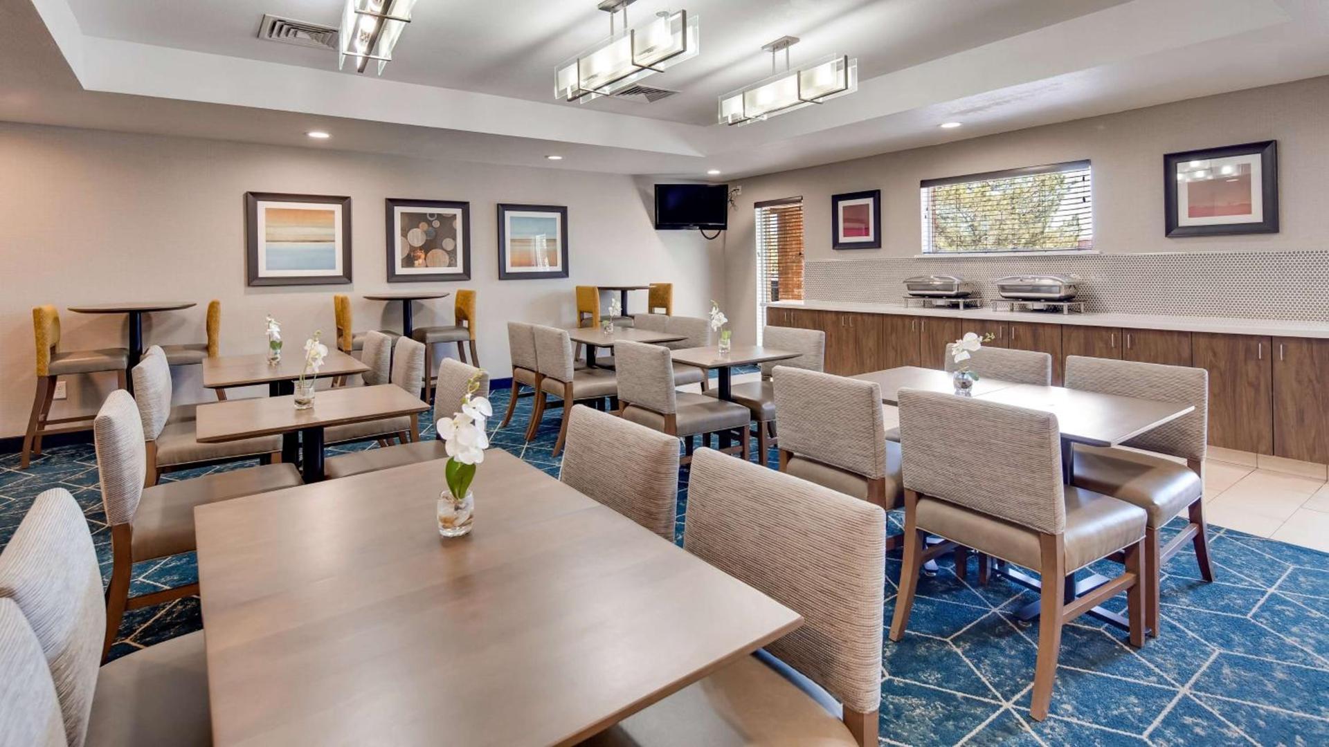 Best Western Plus Gateway Inn & Suites - Aurora photo 38