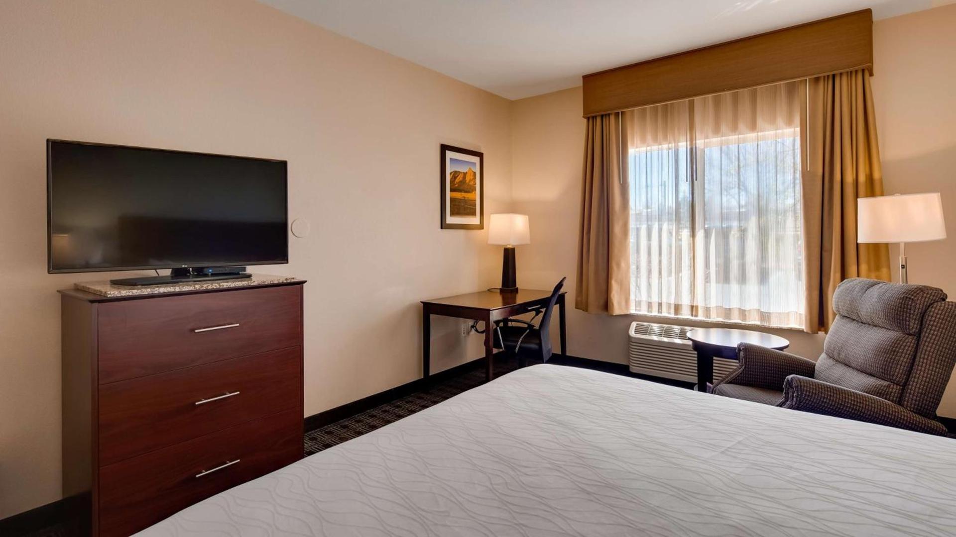 Best Western Plus Gateway Inn & Suites - Aurora photo 13