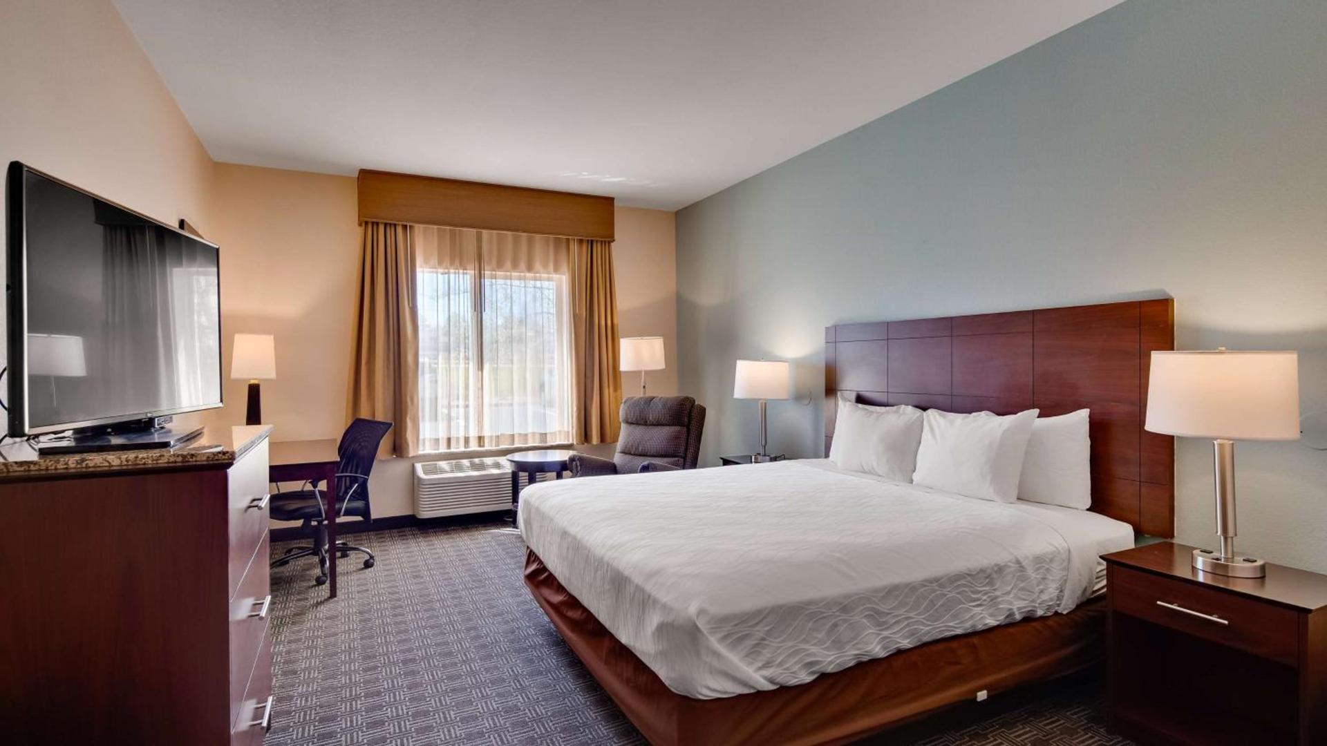 Best Western Plus Gateway Inn & Suites - Aurora photo 16