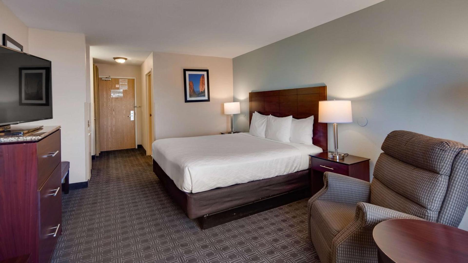 Best Western Plus Gateway Inn & Suites - Aurora photo 15