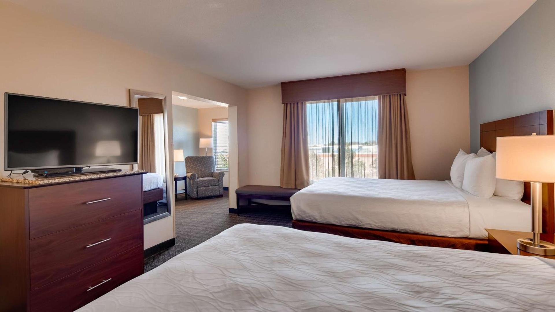 Best Western Plus Gateway Inn & Suites - Aurora photo 30