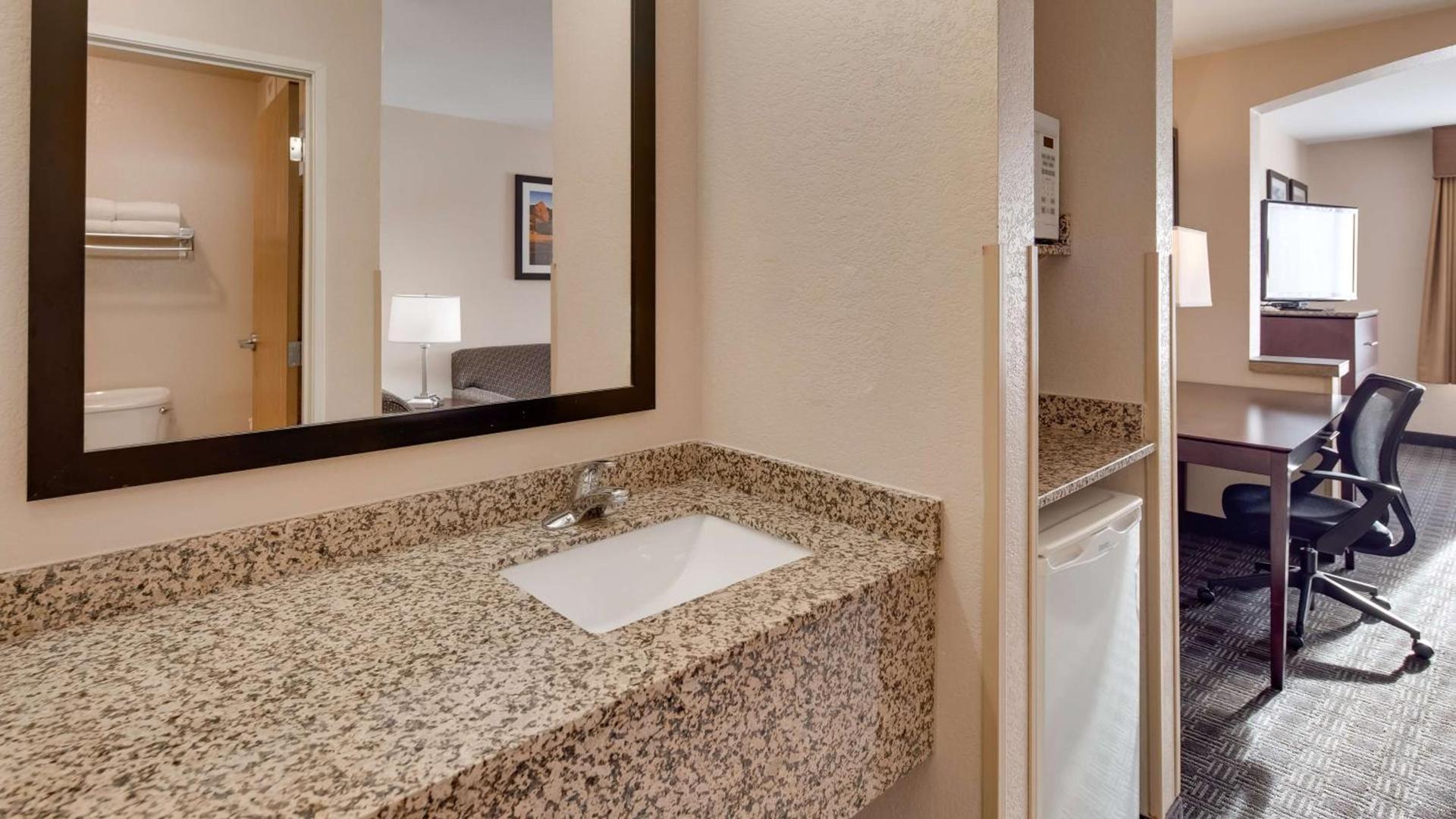 Best Western Plus Gateway Inn & Suites - Aurora photo 27