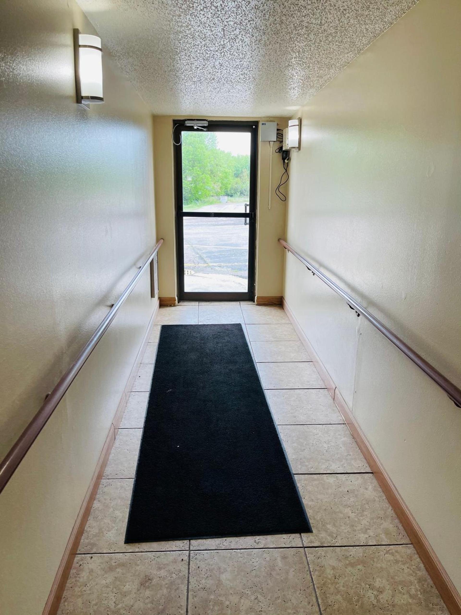 Super 8 by Wyndham Clear Lake photo 25