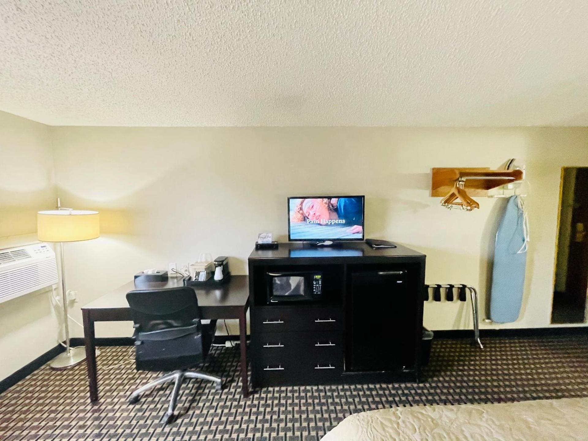 Super 8 by Wyndham Clear Lake photo 20