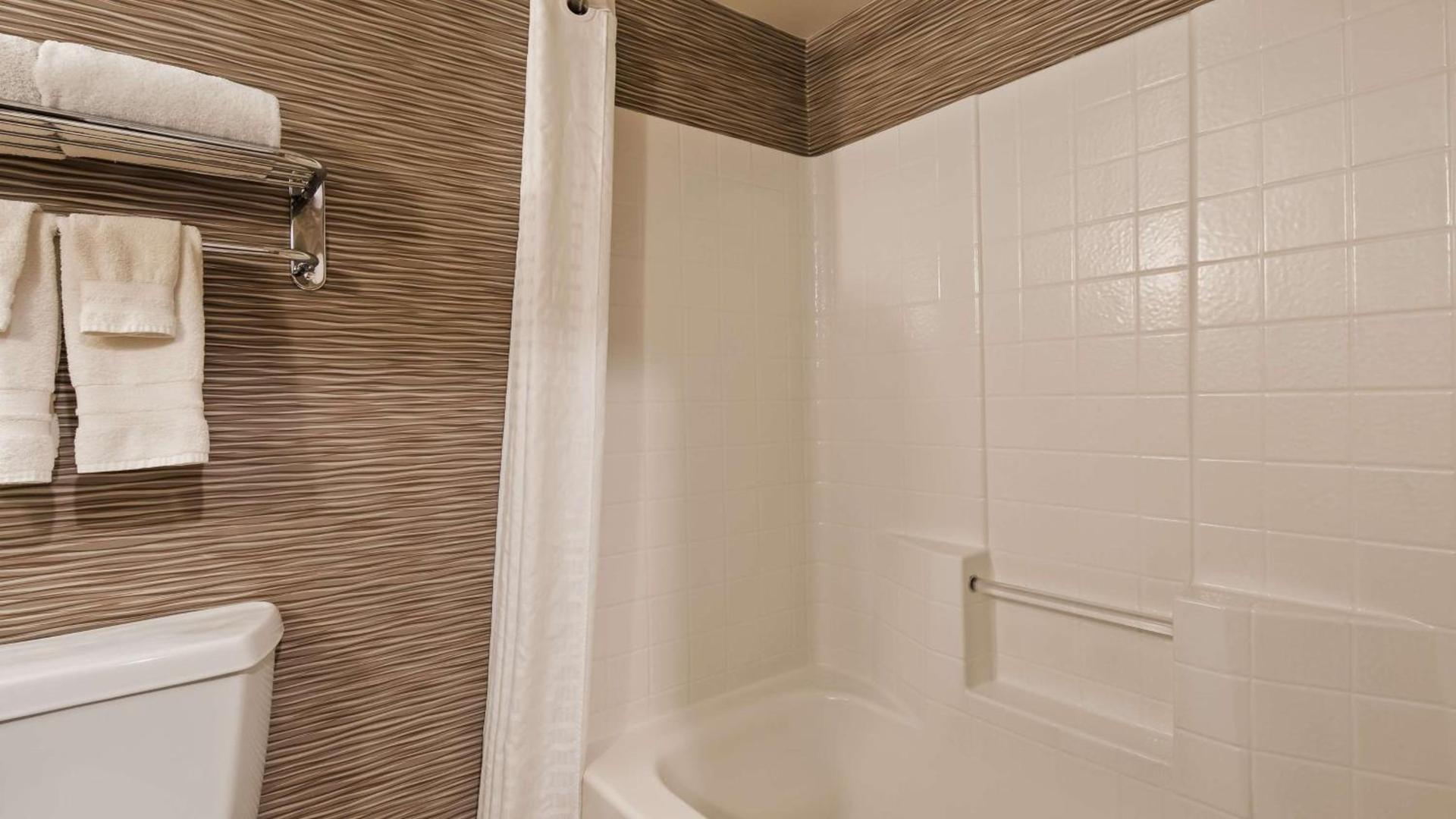 Best Western Plus Rama Inn & Suites photo 29