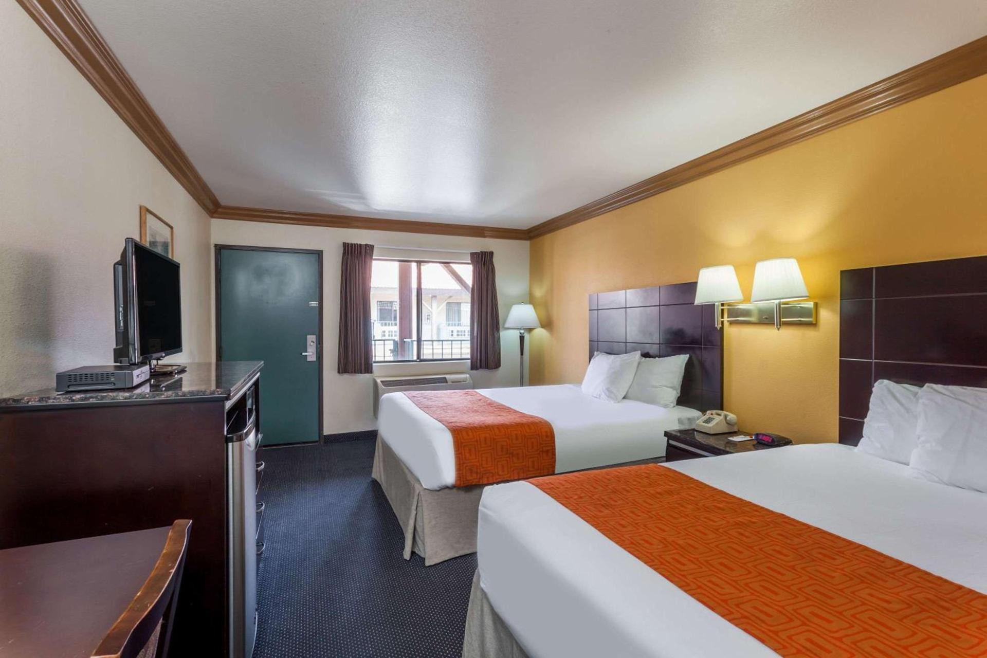 Howard Johnson by Wyndham Norco photo 8