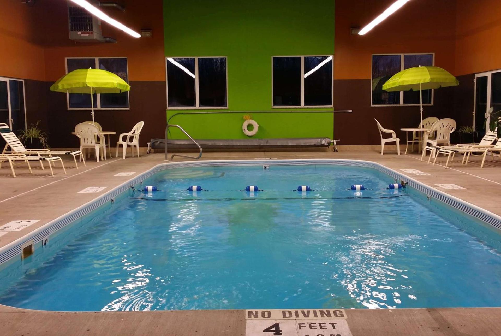 Super 8 by Wyndham Plattsburgh photo 3