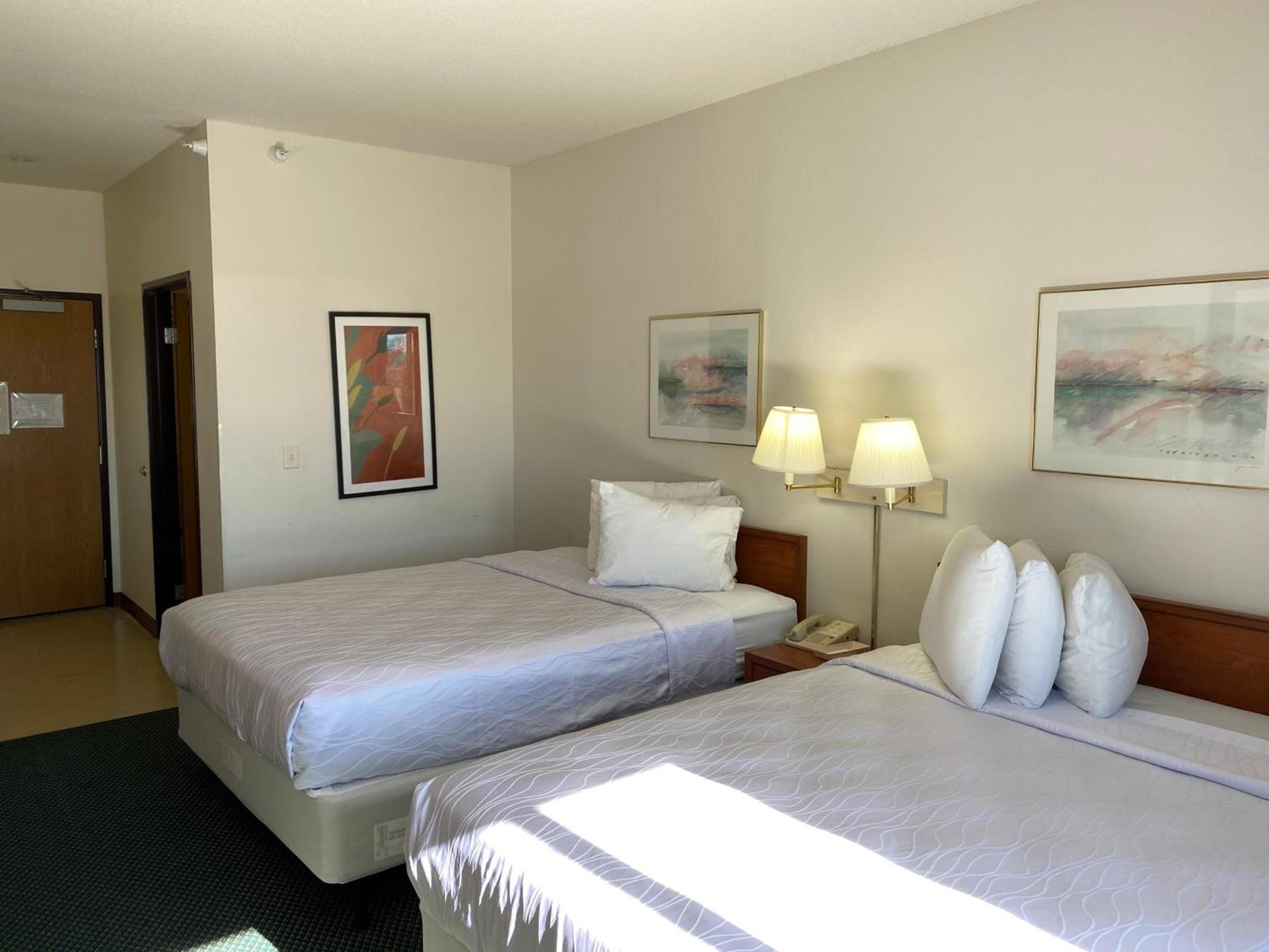 Carlyle Inn & Suites photo 1