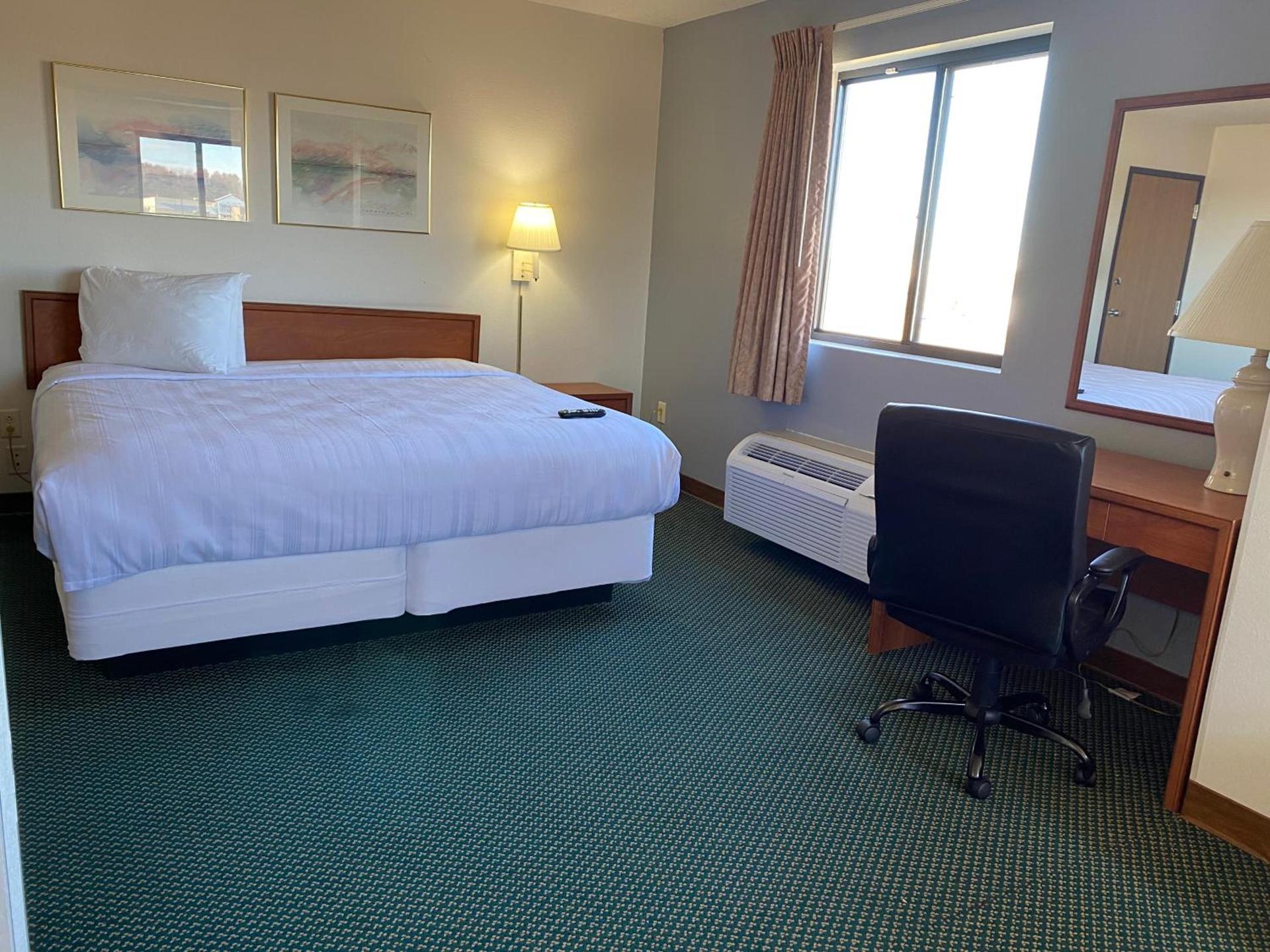 Carlyle Inn & Suites photo 5