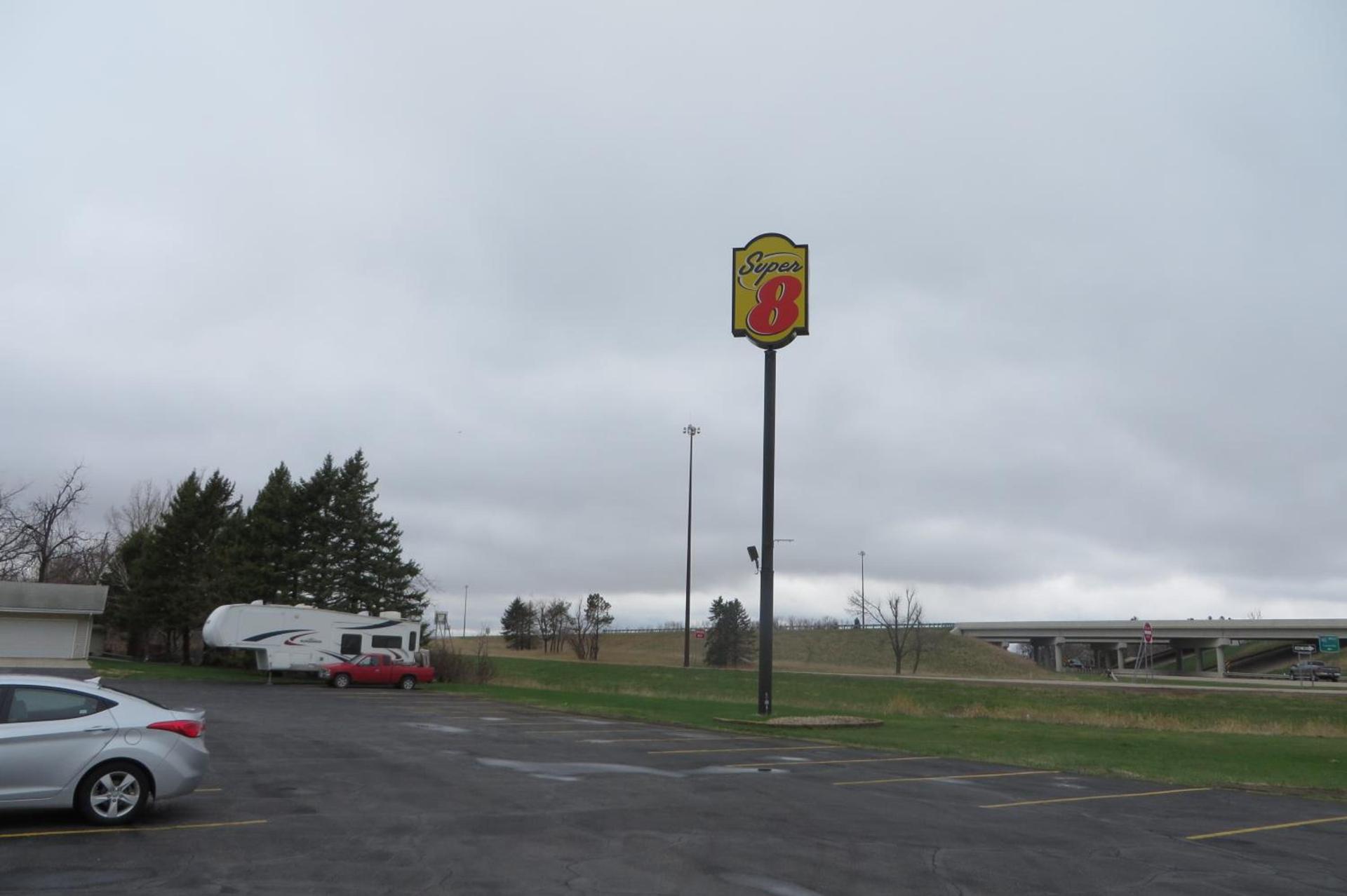 Super 8 by Wyndham Worthington Minnesota photo 17