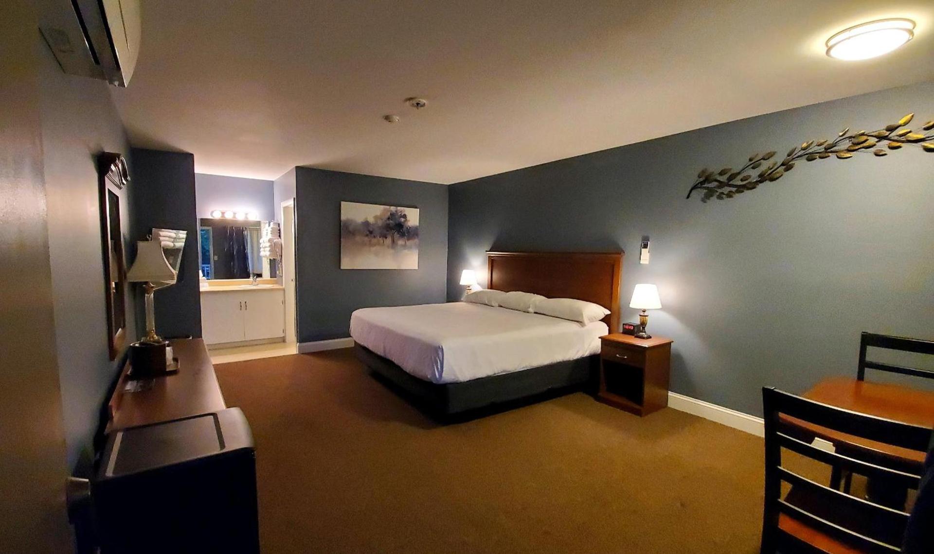 Birch Knoll Motel photo 38