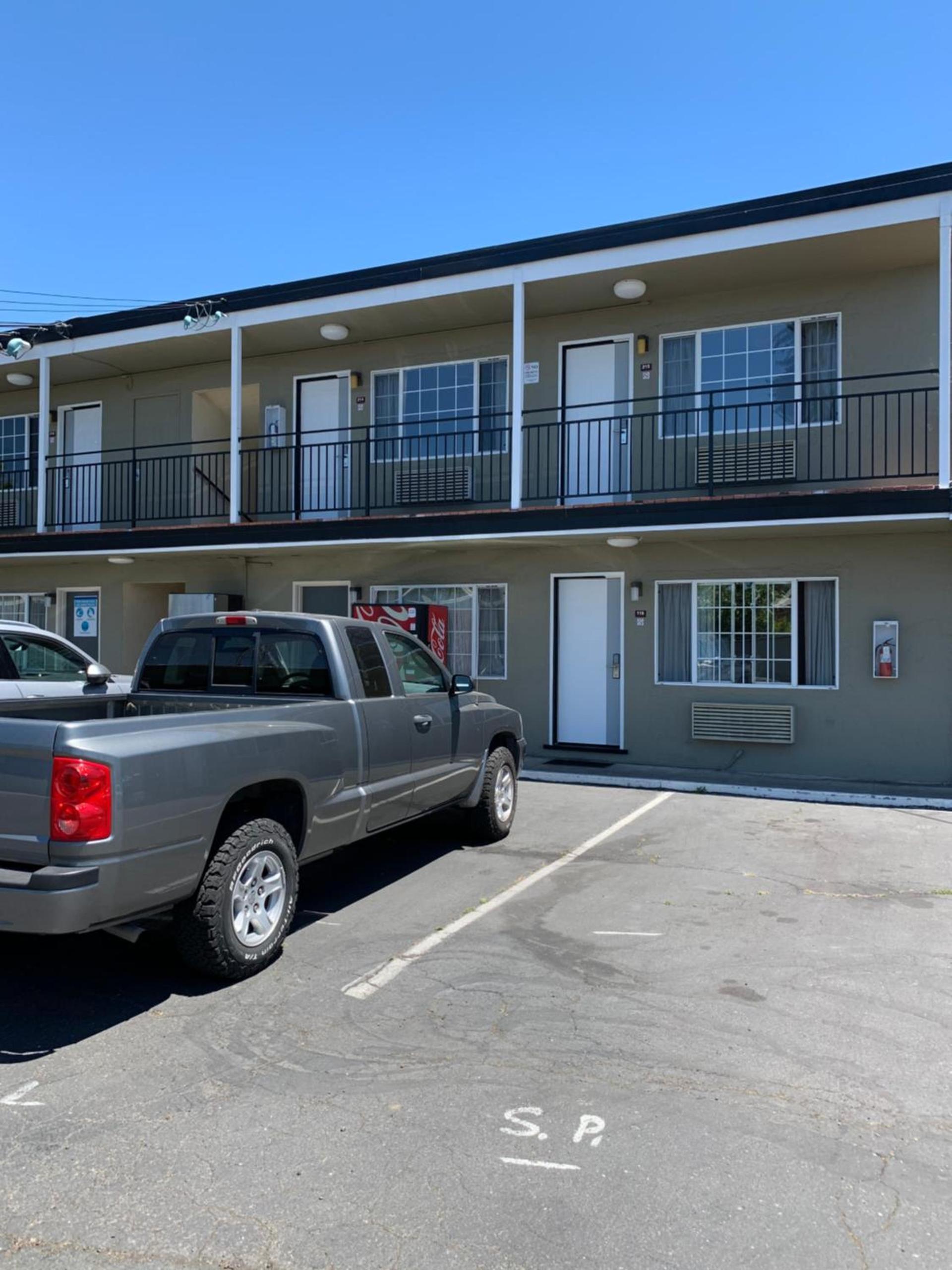 Redwood Inn photo 3