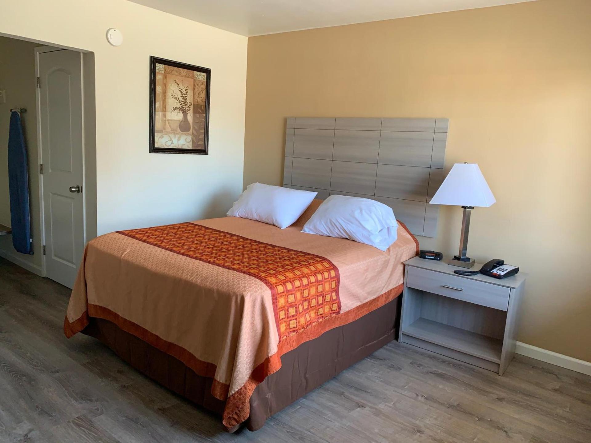 Redwood Inn photo 5