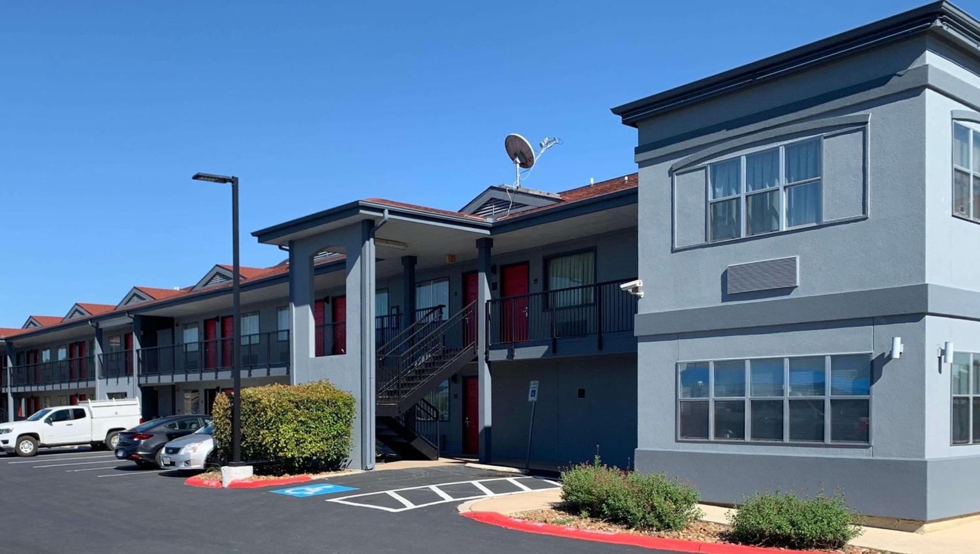 Quality Inn & Suites Near Six Flags and Medical Center photo 8