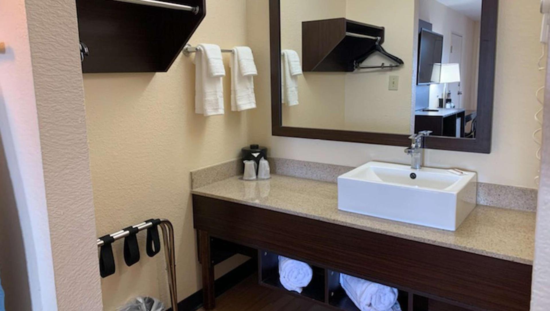 Quality Inn & Suites Near Six Flags and Medical Center photo 20