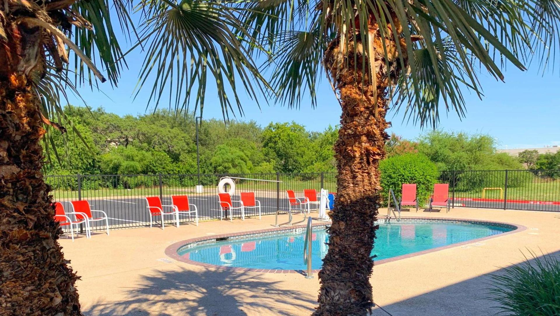 Quality Inn & Suites Near Six Flags and Medical Center photo 11