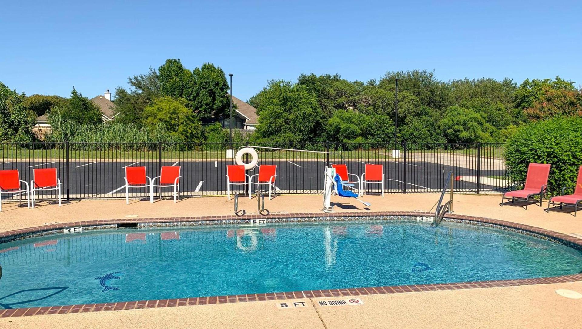 Quality Inn & Suites Near Six Flags and Medical Center photo 10