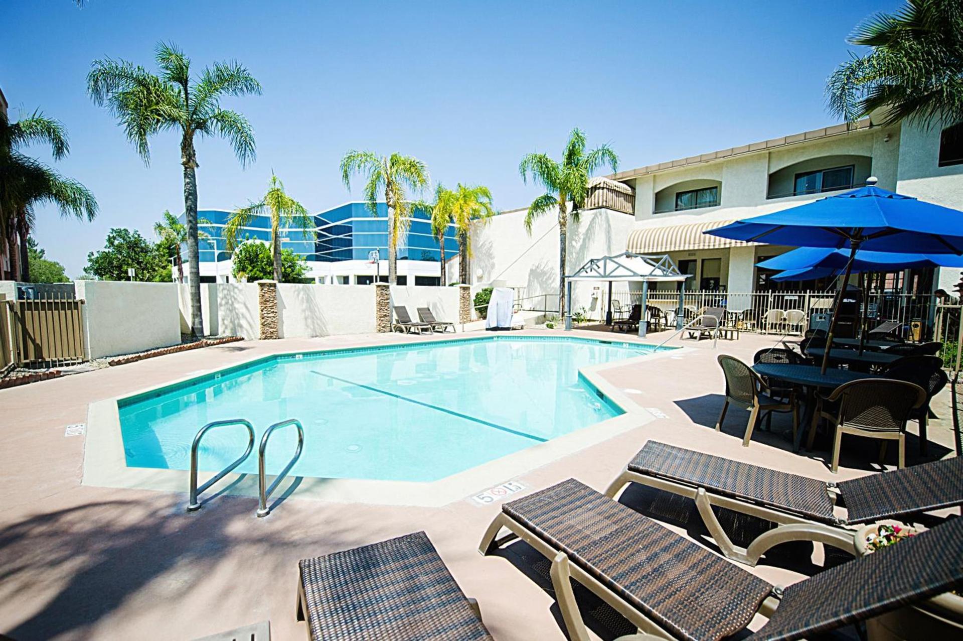 Hotel d'Lins Ontario Airport photo 17