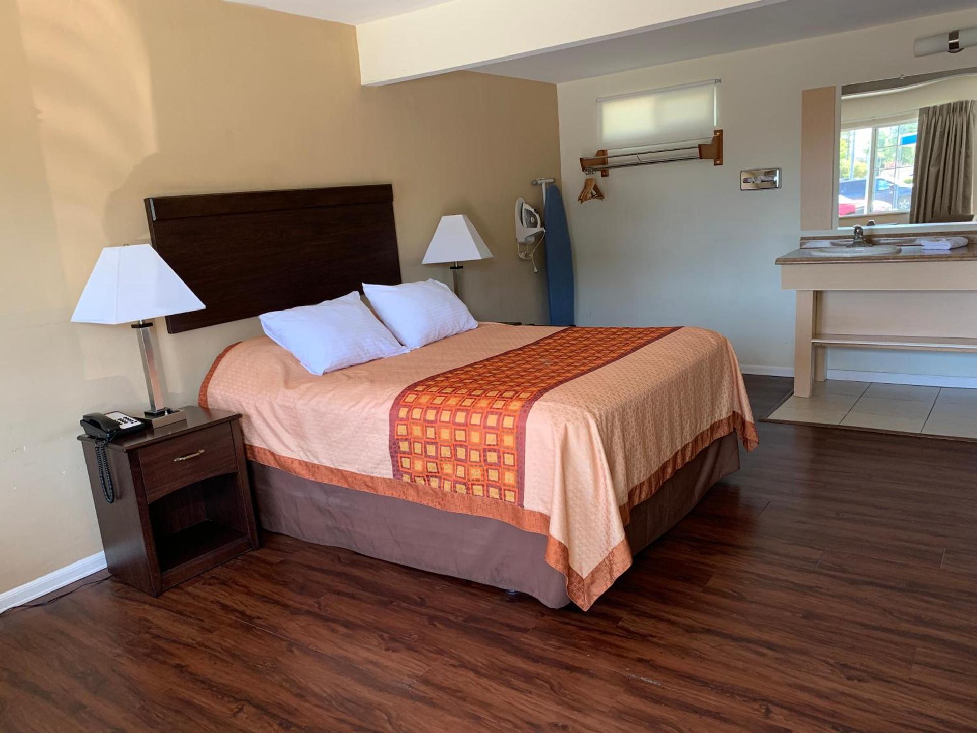 Redwood Inn photo 2