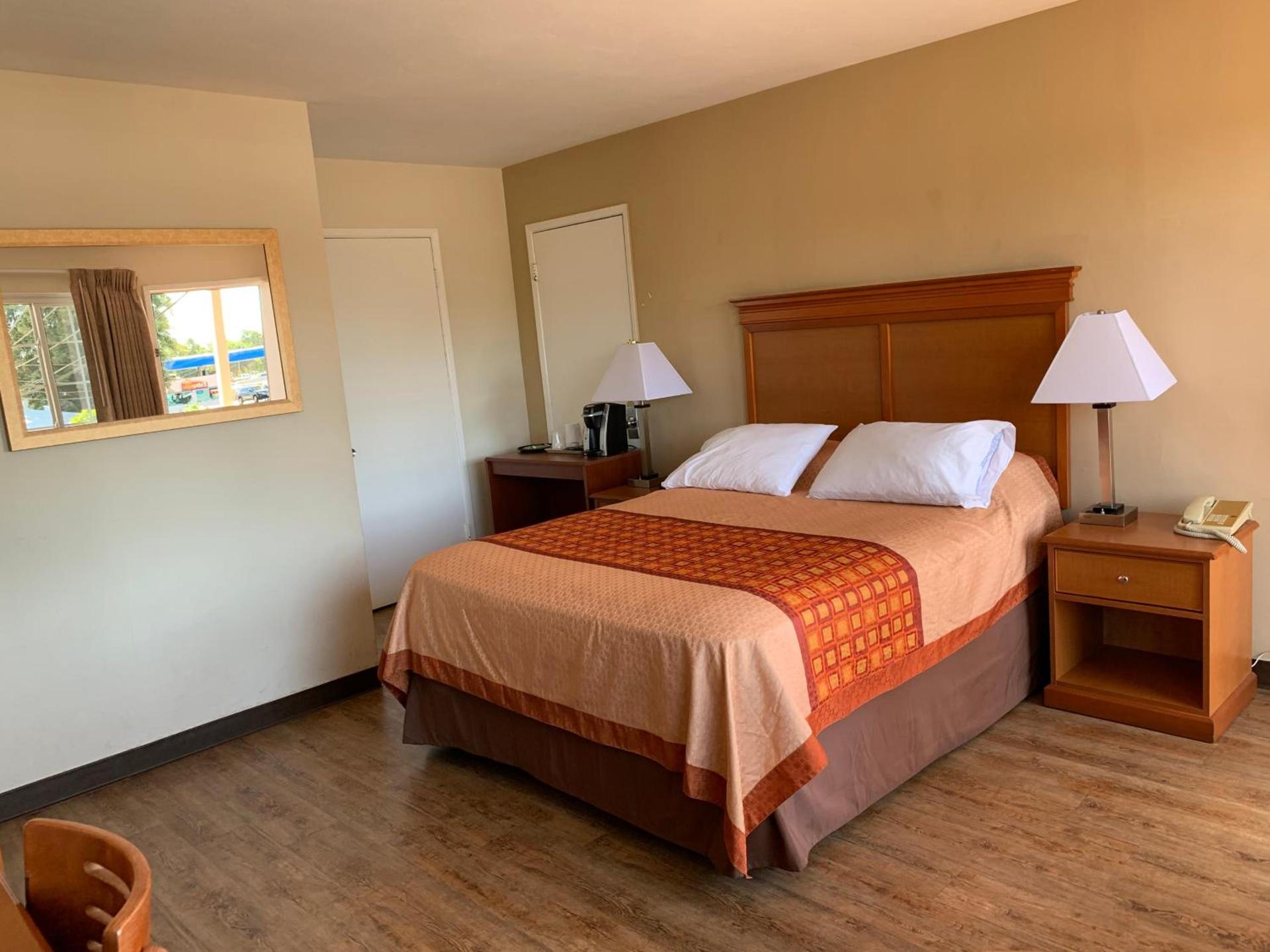 Redwood Inn photo 10