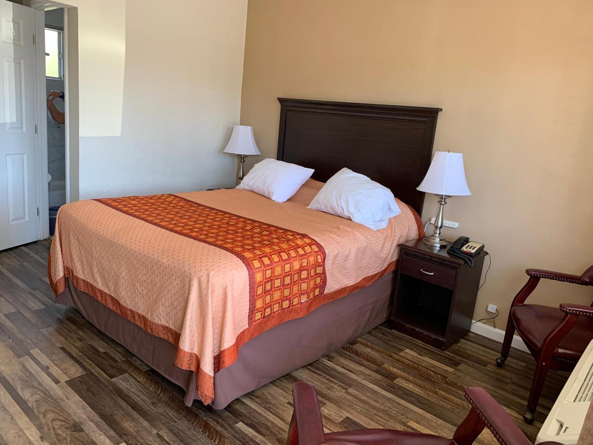 Redwood Inn photo 11