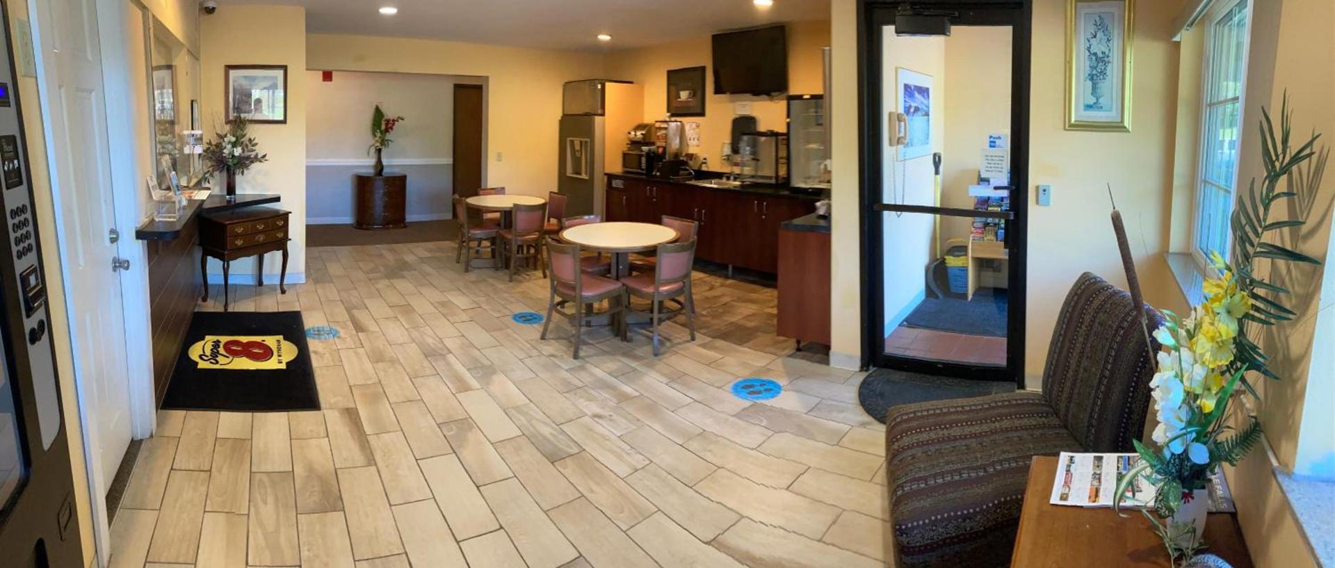 Super 8 by Wyndham Chisago City photo 2