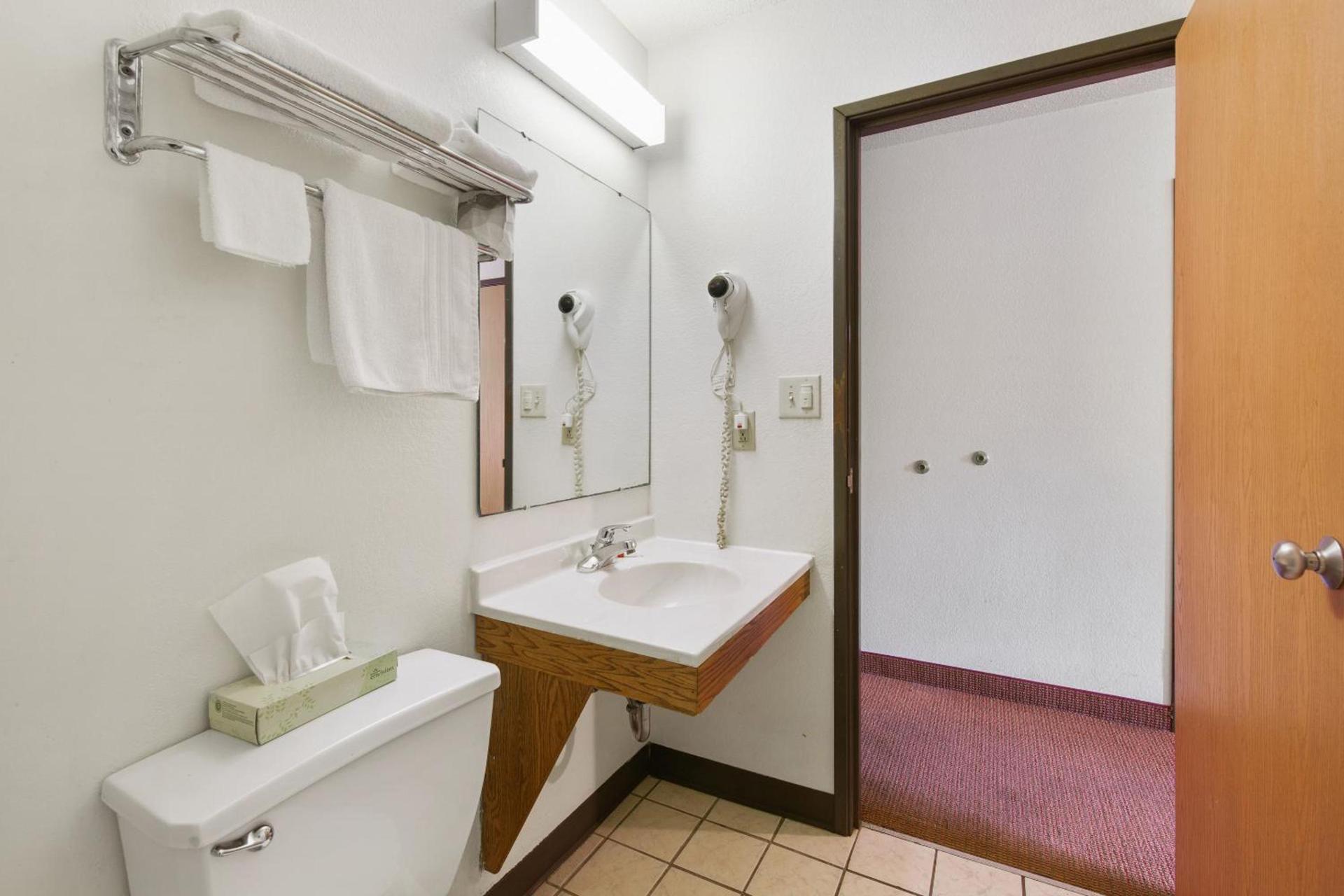 OYO Hotel Portage I-94 photo 15