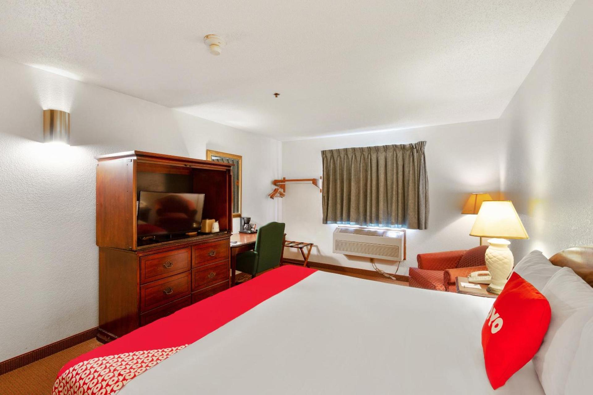 OYO Hotel Portage I-94 photo 25
