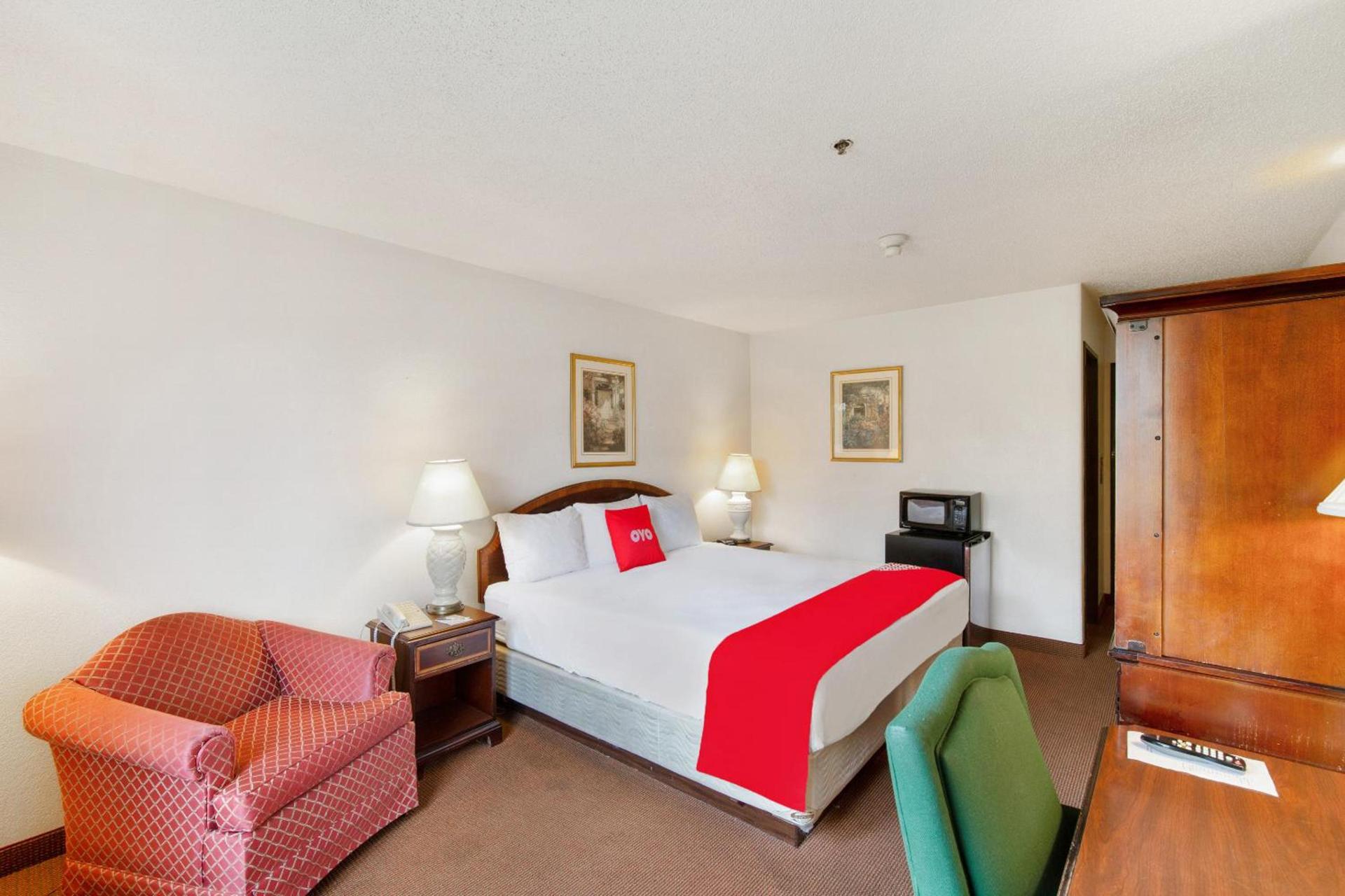 OYO Hotel Portage I-94 photo 11