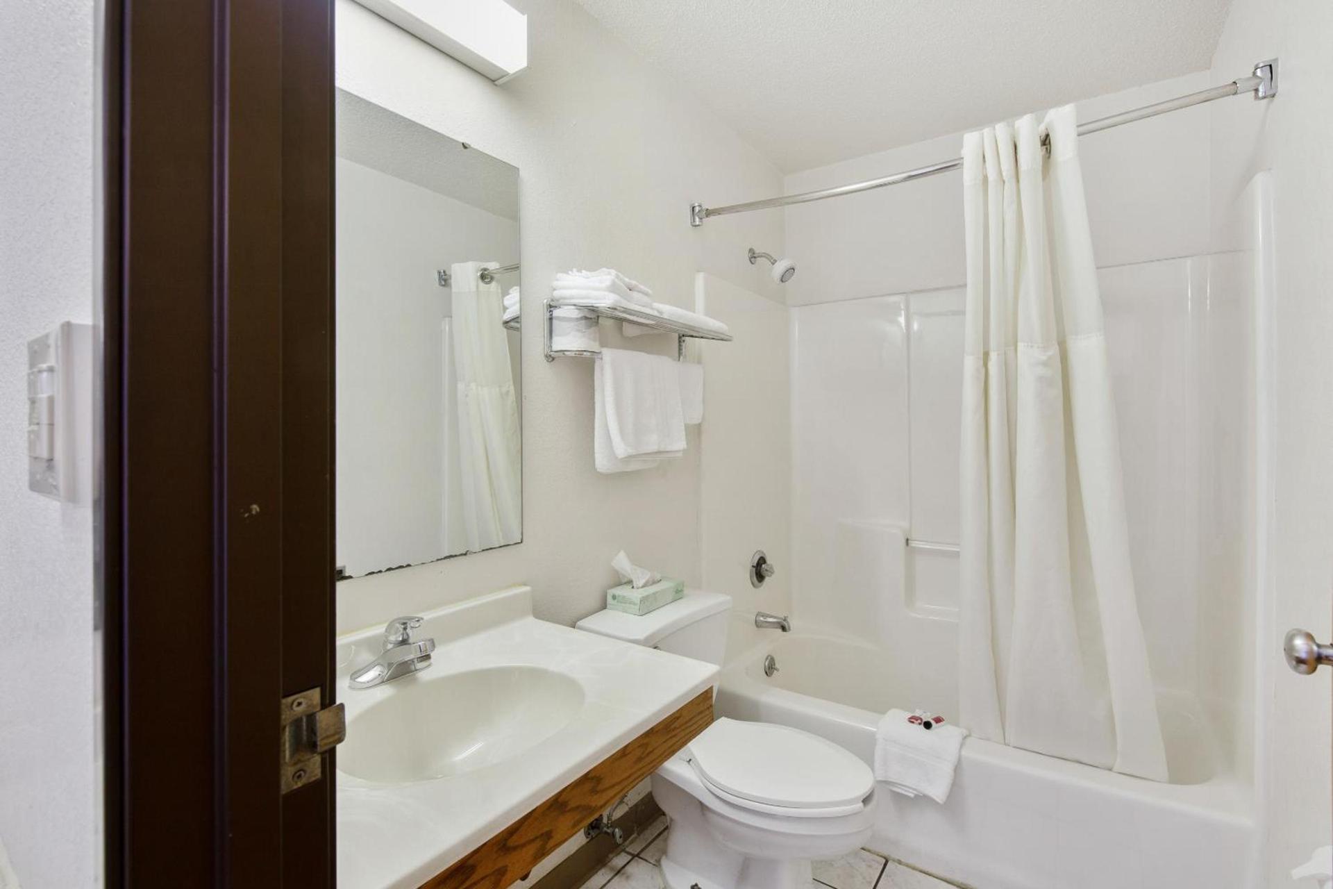 OYO Hotel Portage I-94 photo 13