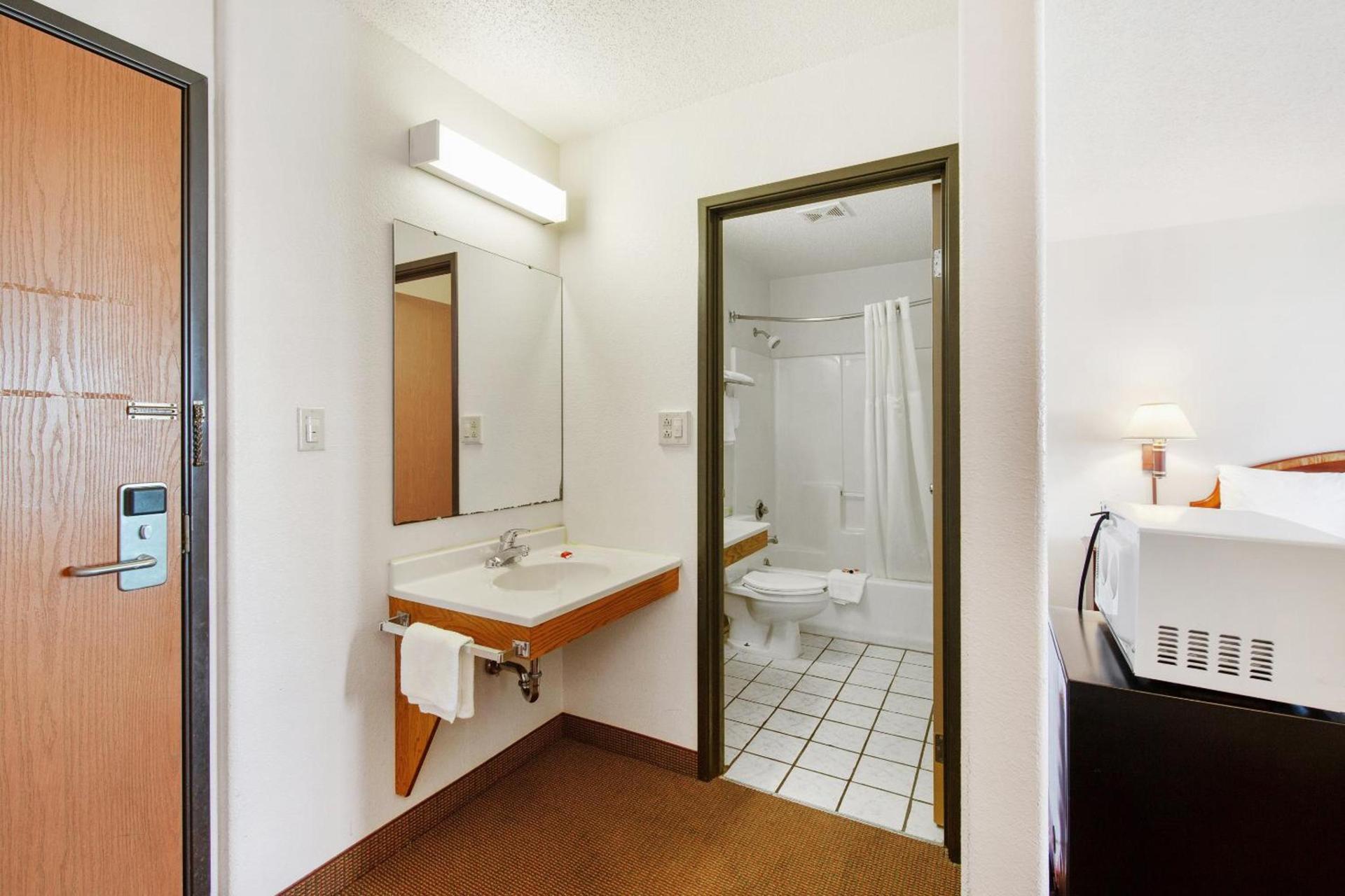OYO Hotel Portage I-94 photo 26
