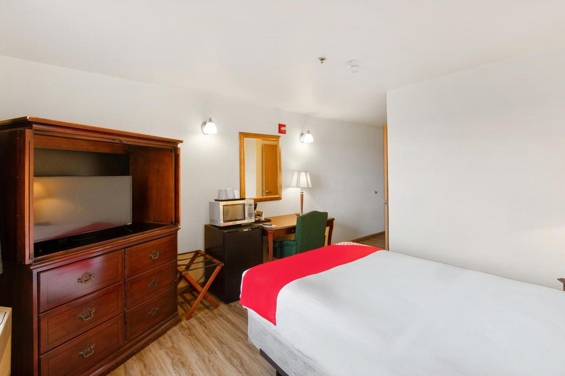 OYO Hotel Portage I-94 photo 35