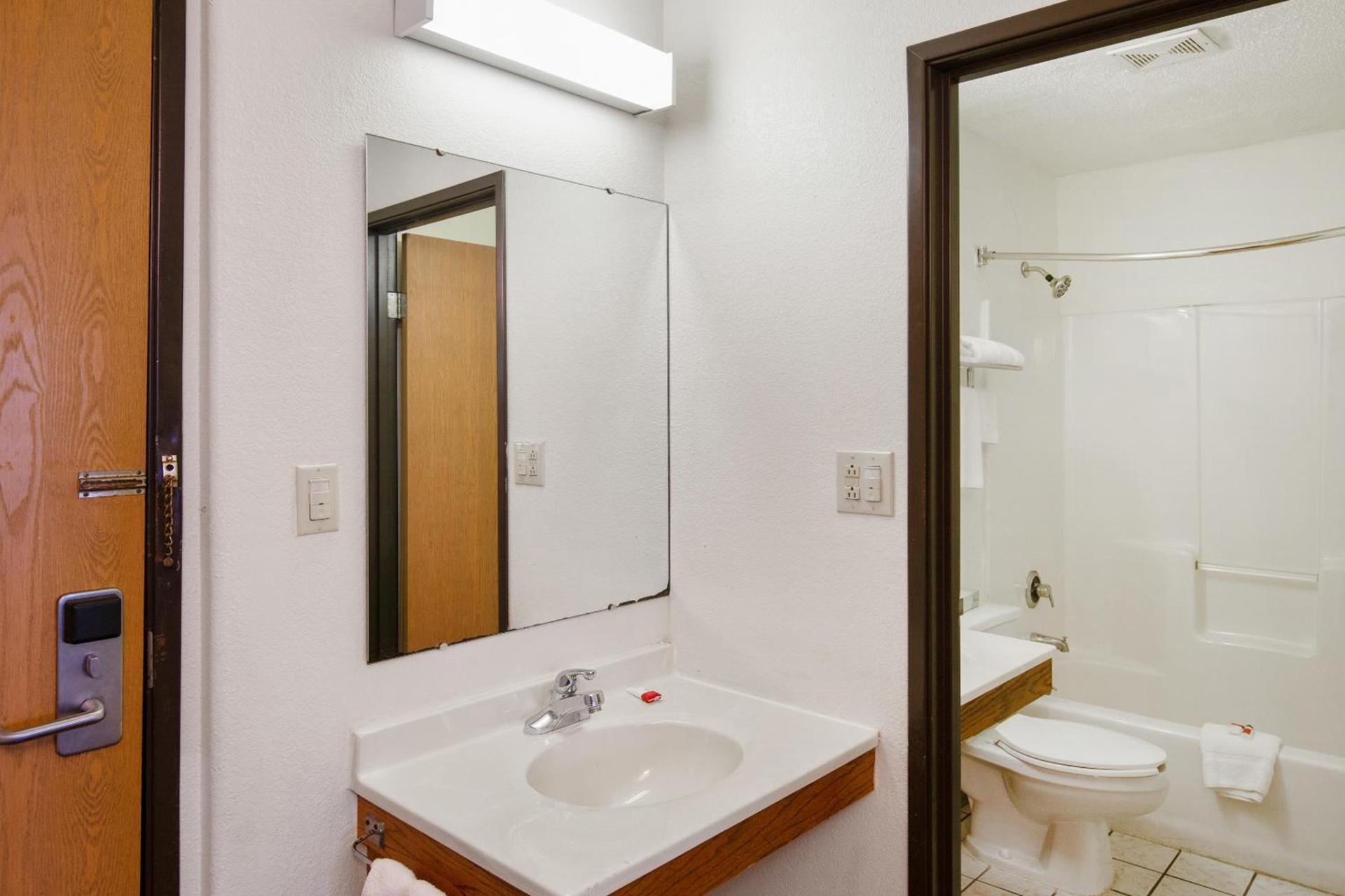 OYO Hotel Portage I-94 photo 43
