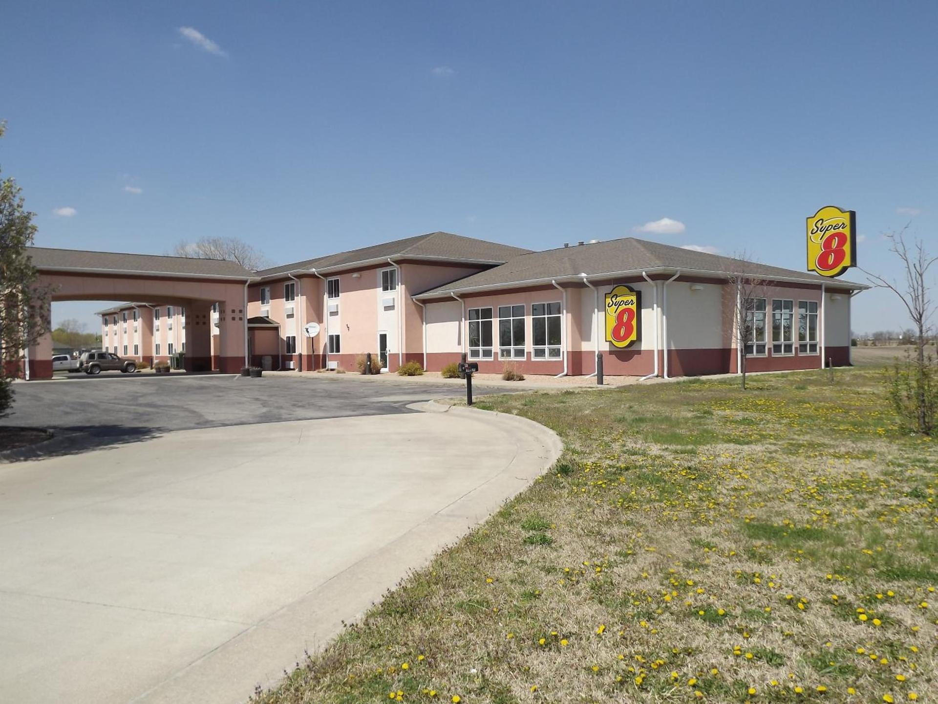 Super 8 by Wyndham Iola KS photo 16