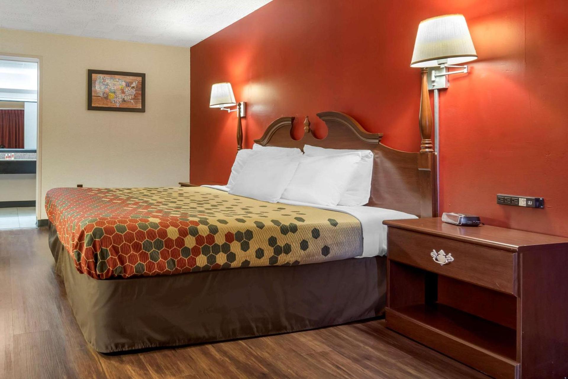 Econo Lodge Cortland Downtown photo 7
