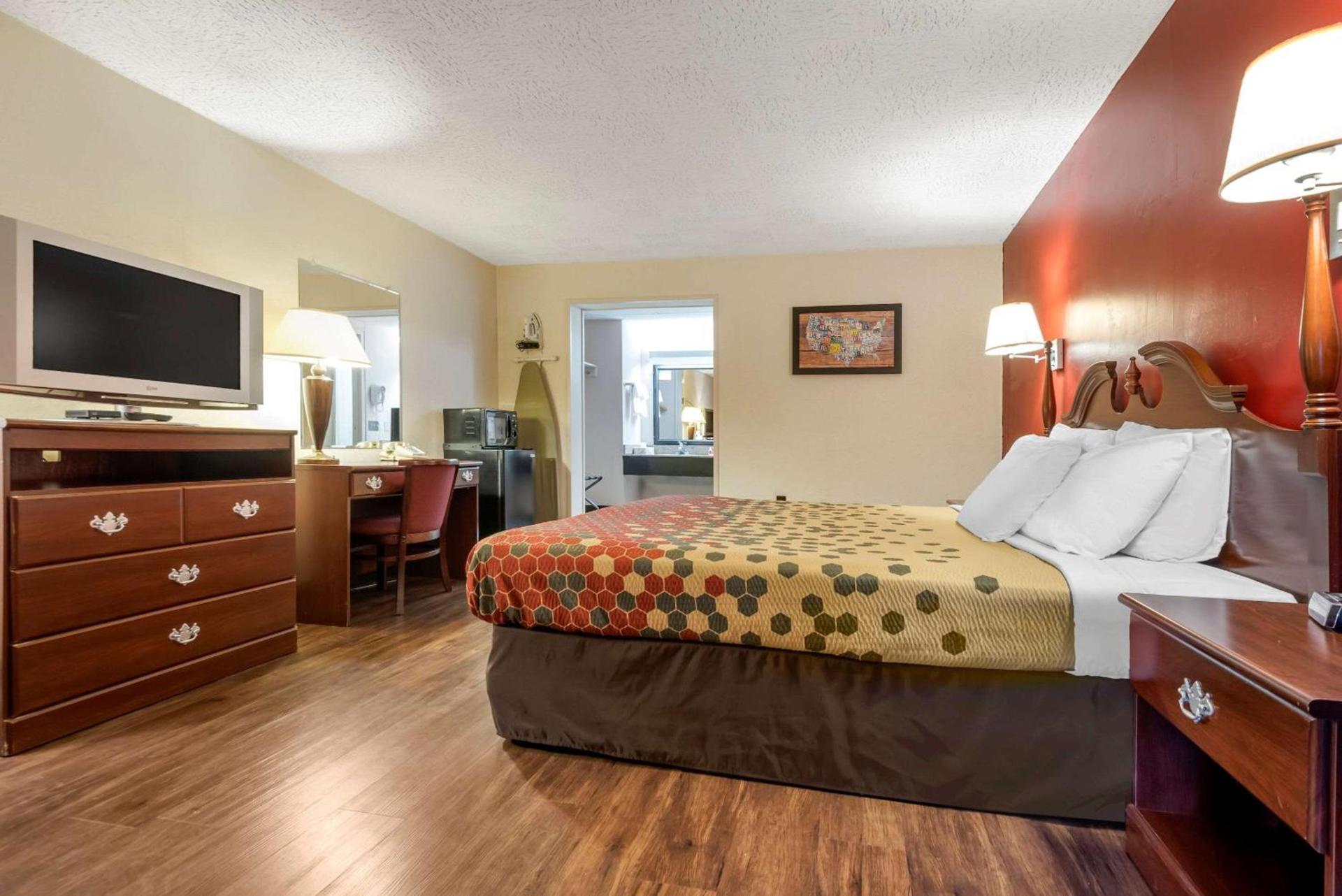 Econo Lodge Cortland Downtown photo 8