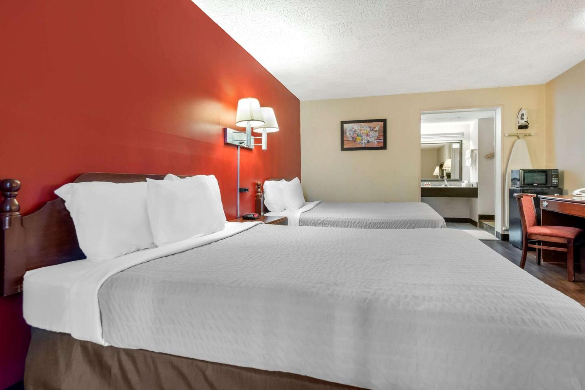 Econo Lodge Cortland Downtown photo 9