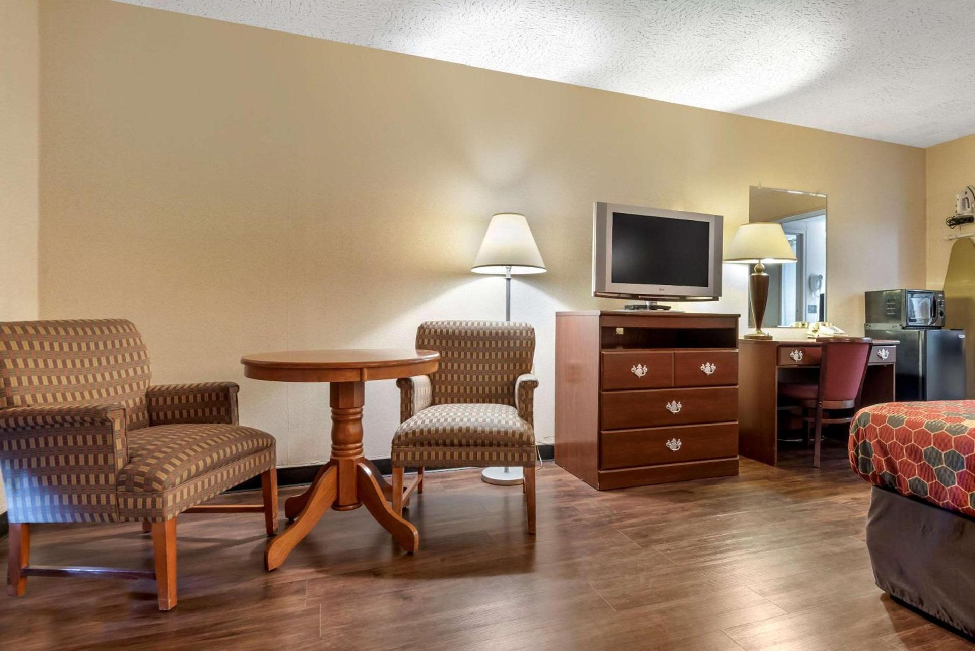 Econo Lodge Cortland Downtown photo 10