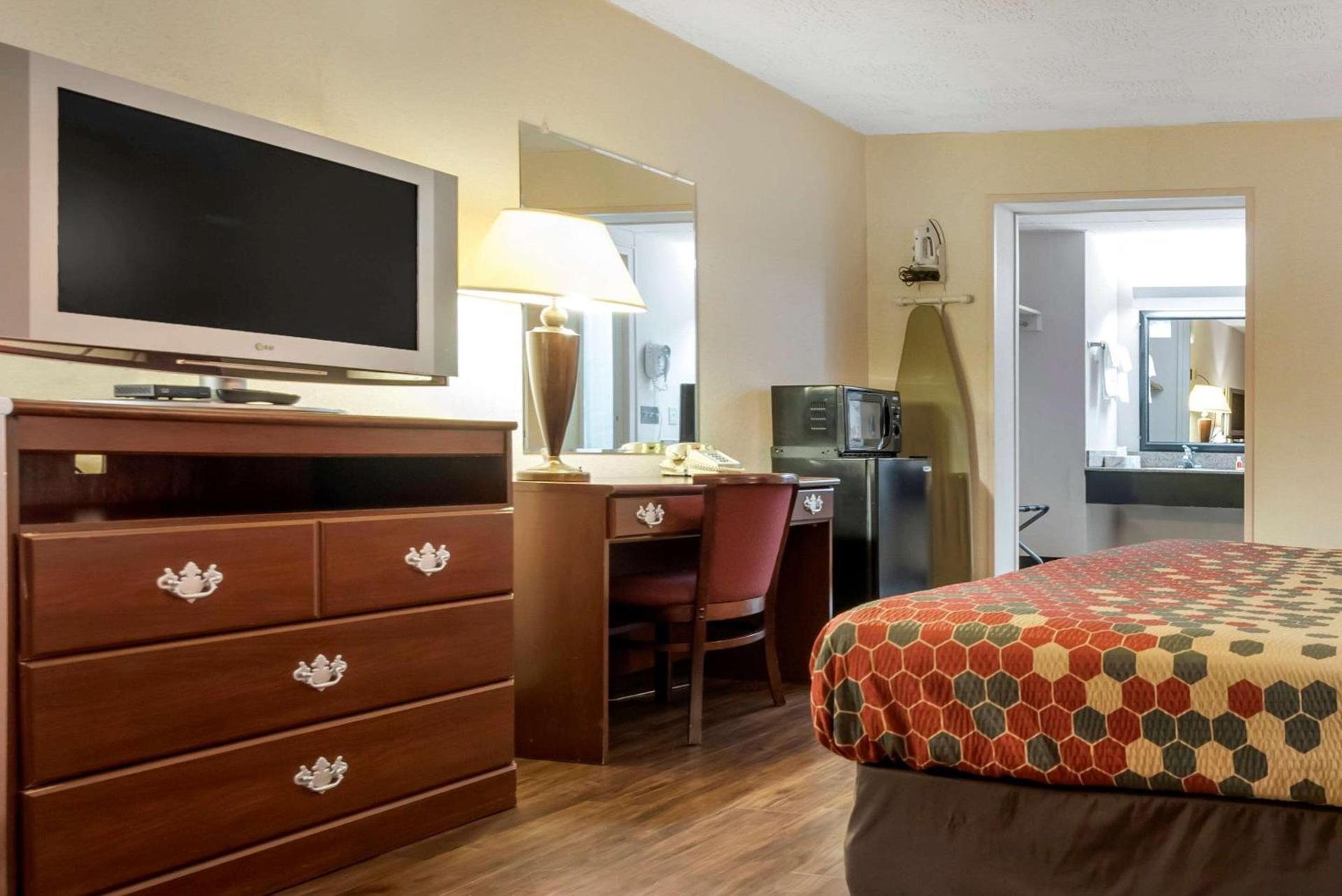 Econo Lodge Cortland Downtown photo 12