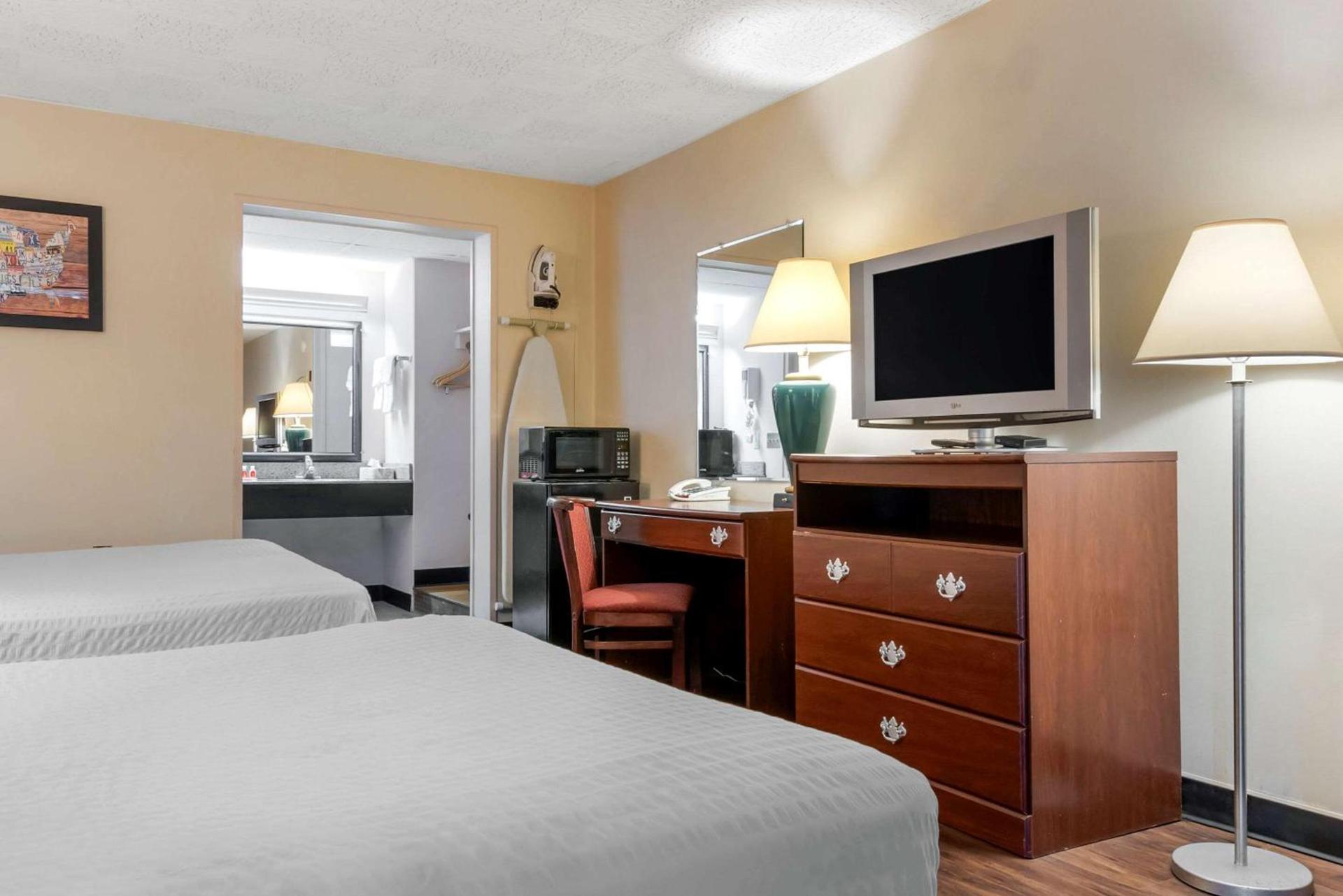 Econo Lodge Cortland Downtown photo 15