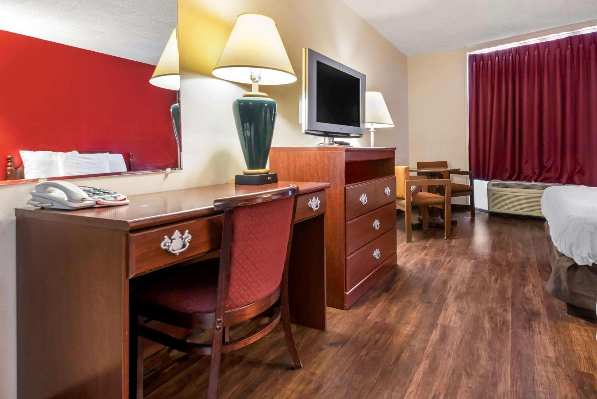 Econo Lodge Cortland Downtown photo 17