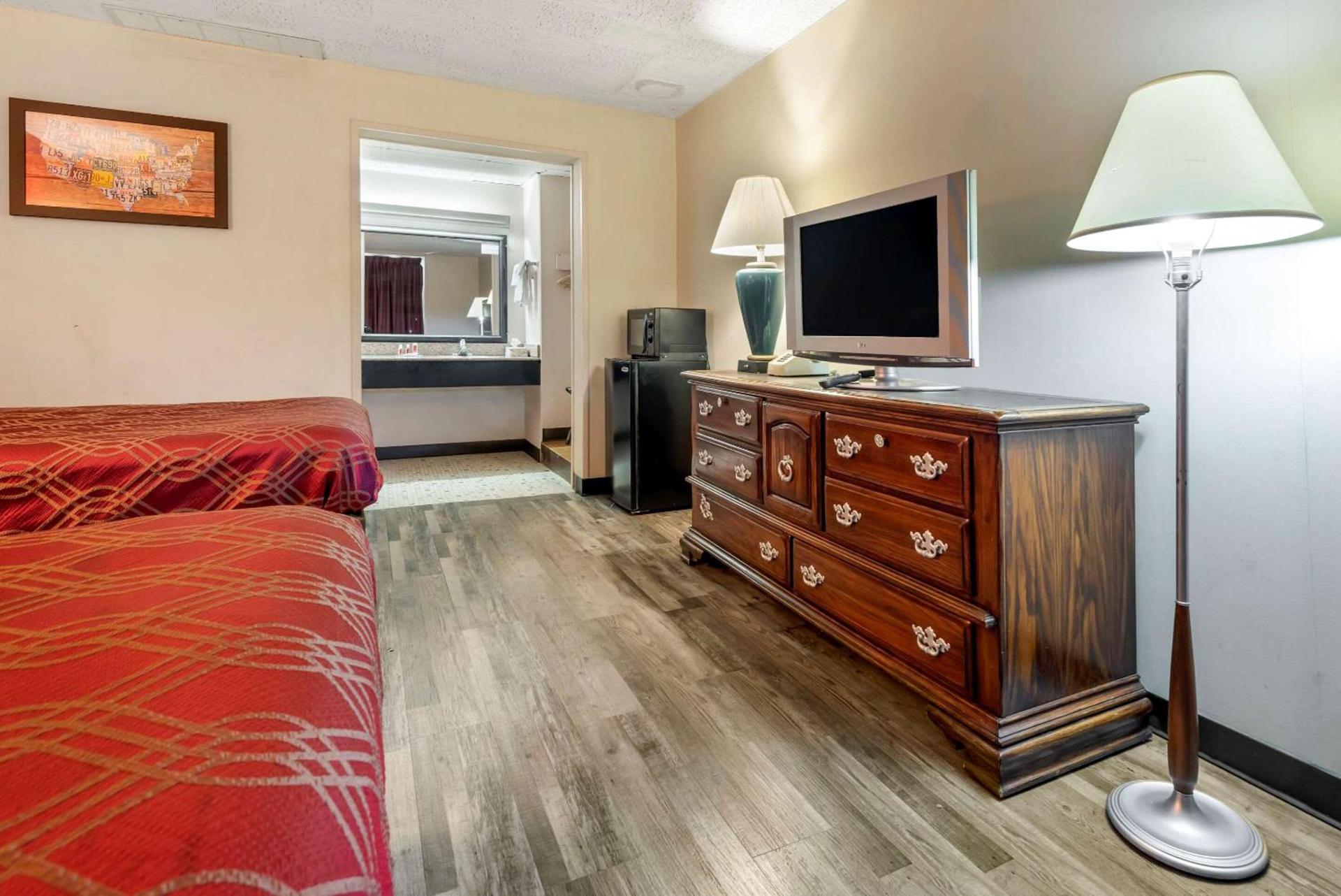 Econo Lodge Cortland Downtown photo 19