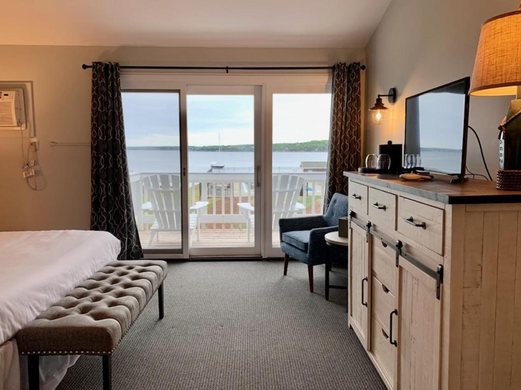 Smuggler's Cove Inn photo 11