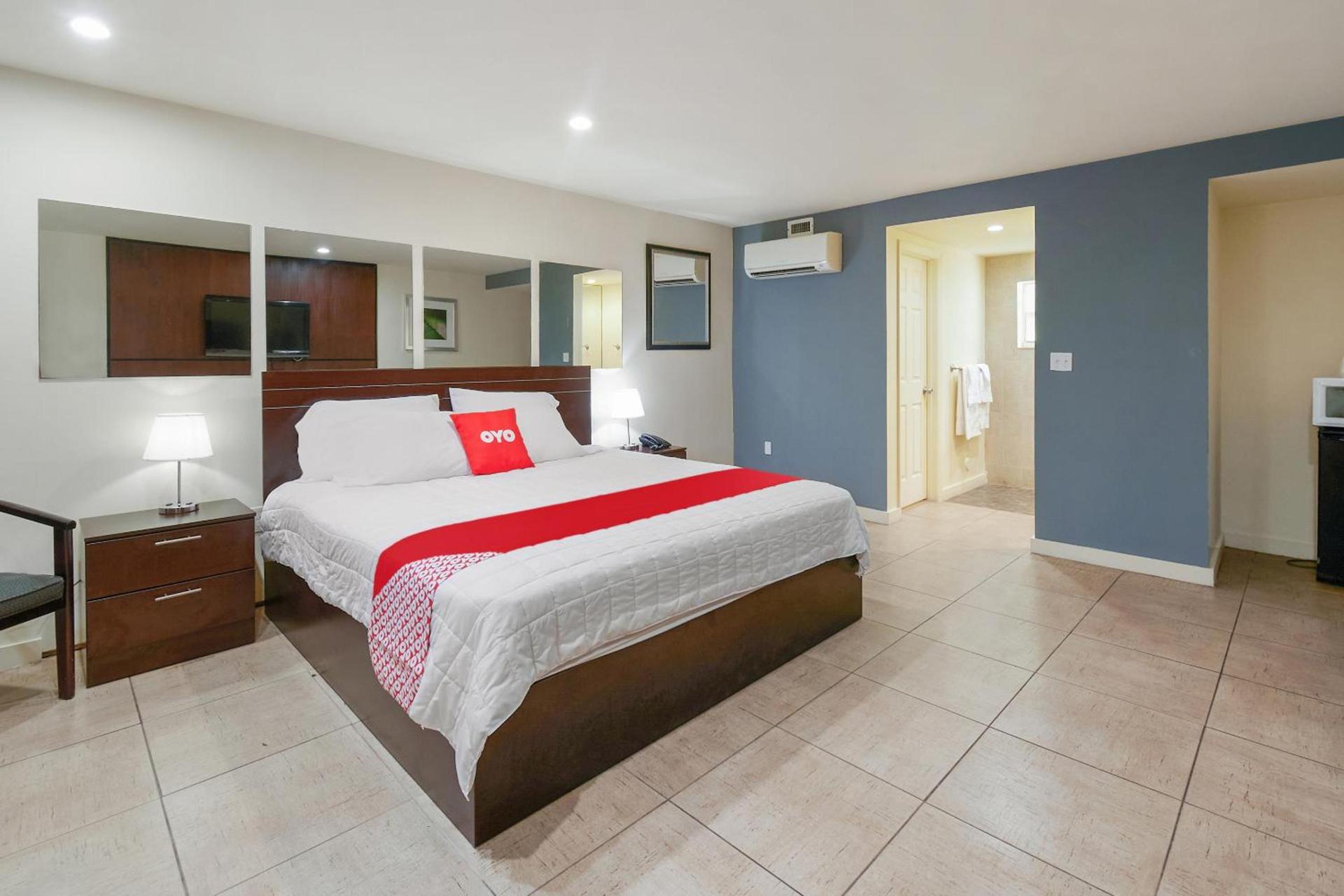 OYO Hotel Coral Gables - Miami Airport photo 5